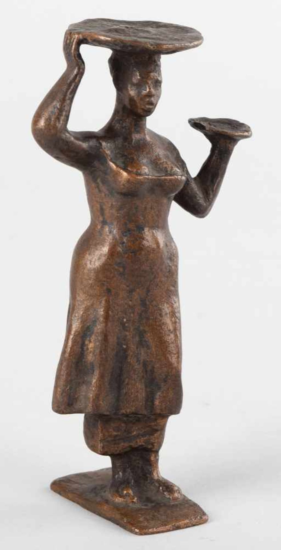 Kleinbronze in Braun patiniert, Standfigur einer jungen Frau, auf dem Kopf und mit der linken Hand - Bild 2 aus 3