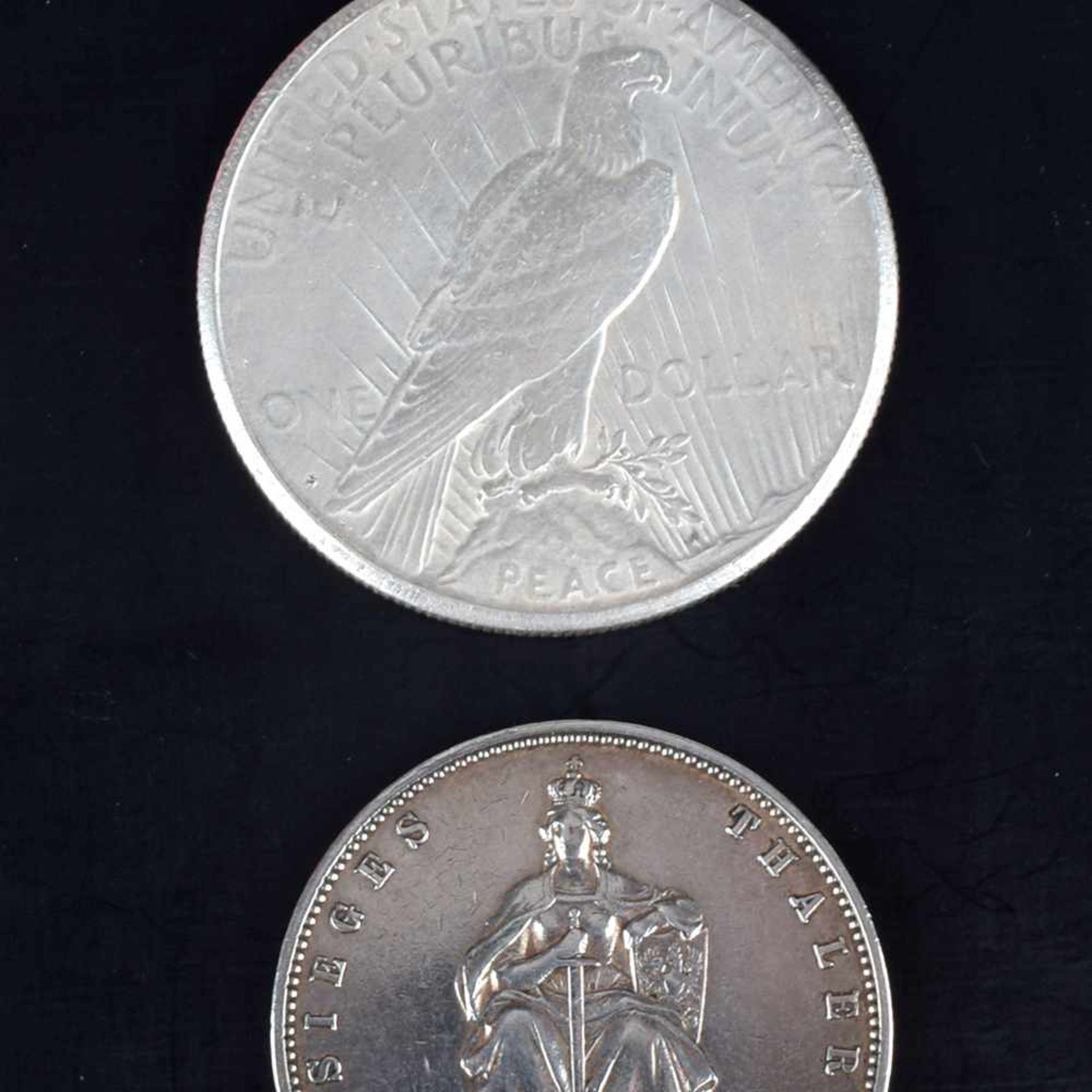 Paar Silbermünzen USA - Preußen 1 x Peace-Silber-Dollar 1922 USA, D ca. 38 mm, ca. 26,7 g, av.