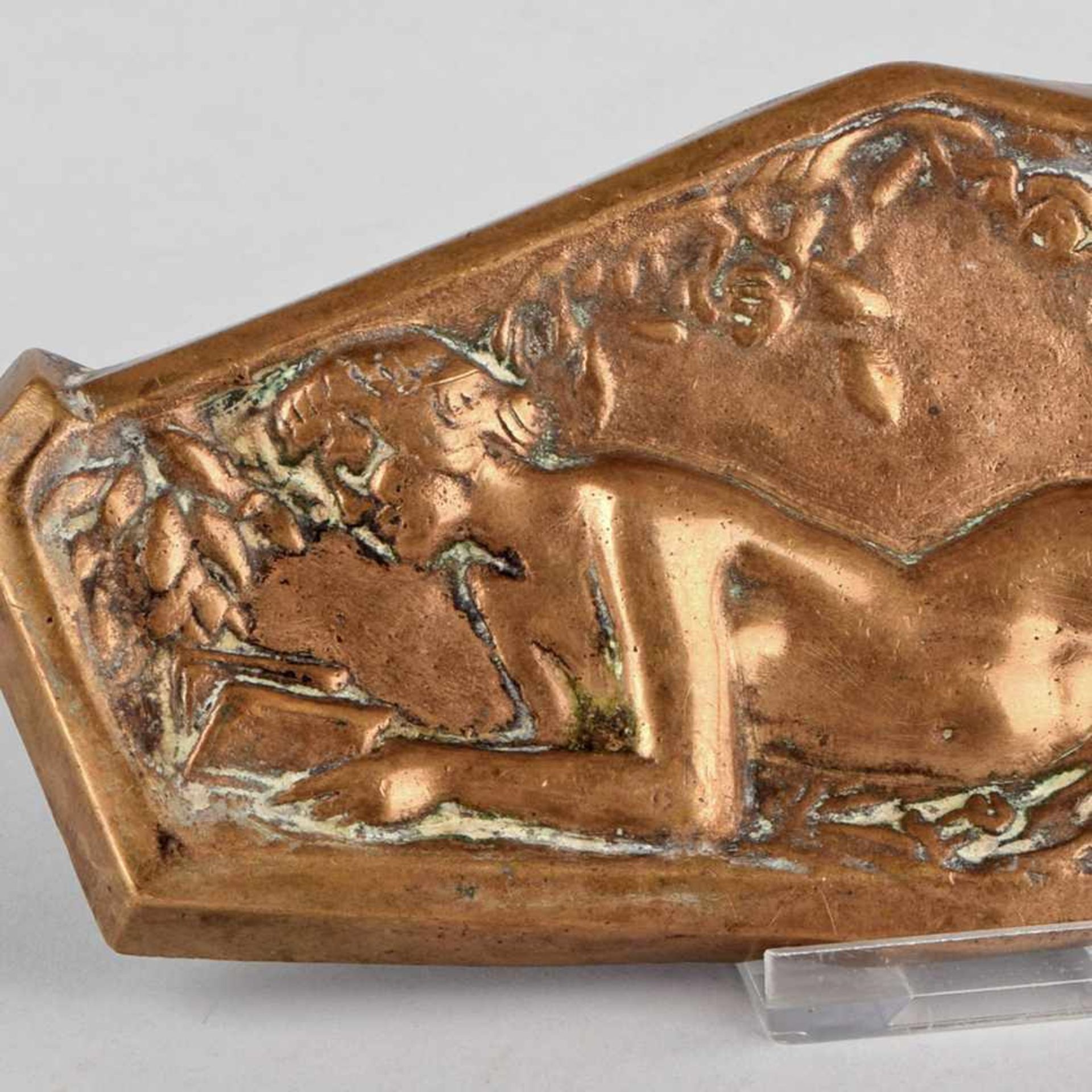 Jugendstil-Visitenkartenschale Bronze, goldfarben patiniert, längliche Form sechseckig konturiert,