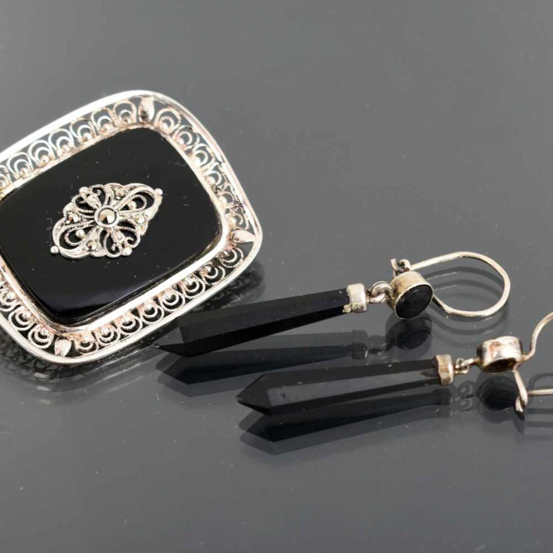 Brosche und Paar Ohrhänger Silber geprüft, rechteckige Brosche mit markasitverzierter Onyxtafel in