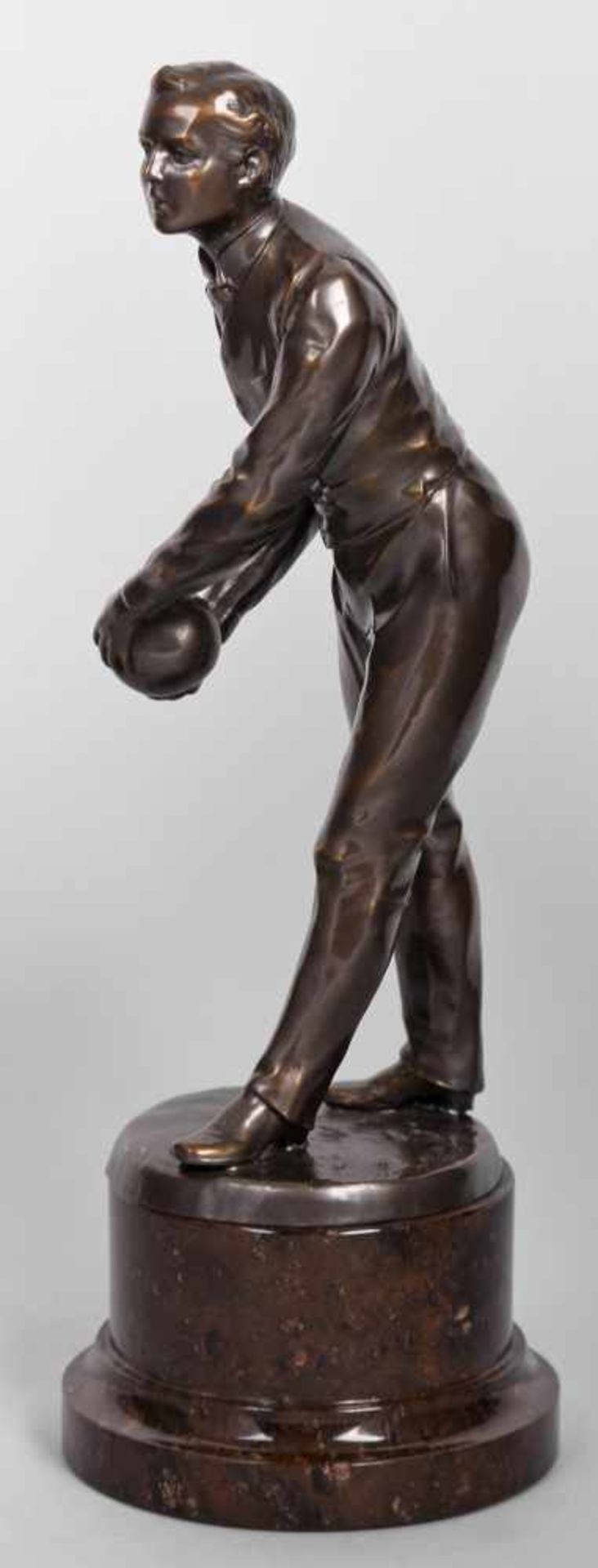 Keglerfigur Weißguss bronziert, elegant gekleideter Herr in der Wurfbewegung mit Kugel festgehalten, - Bild 3 aus 4