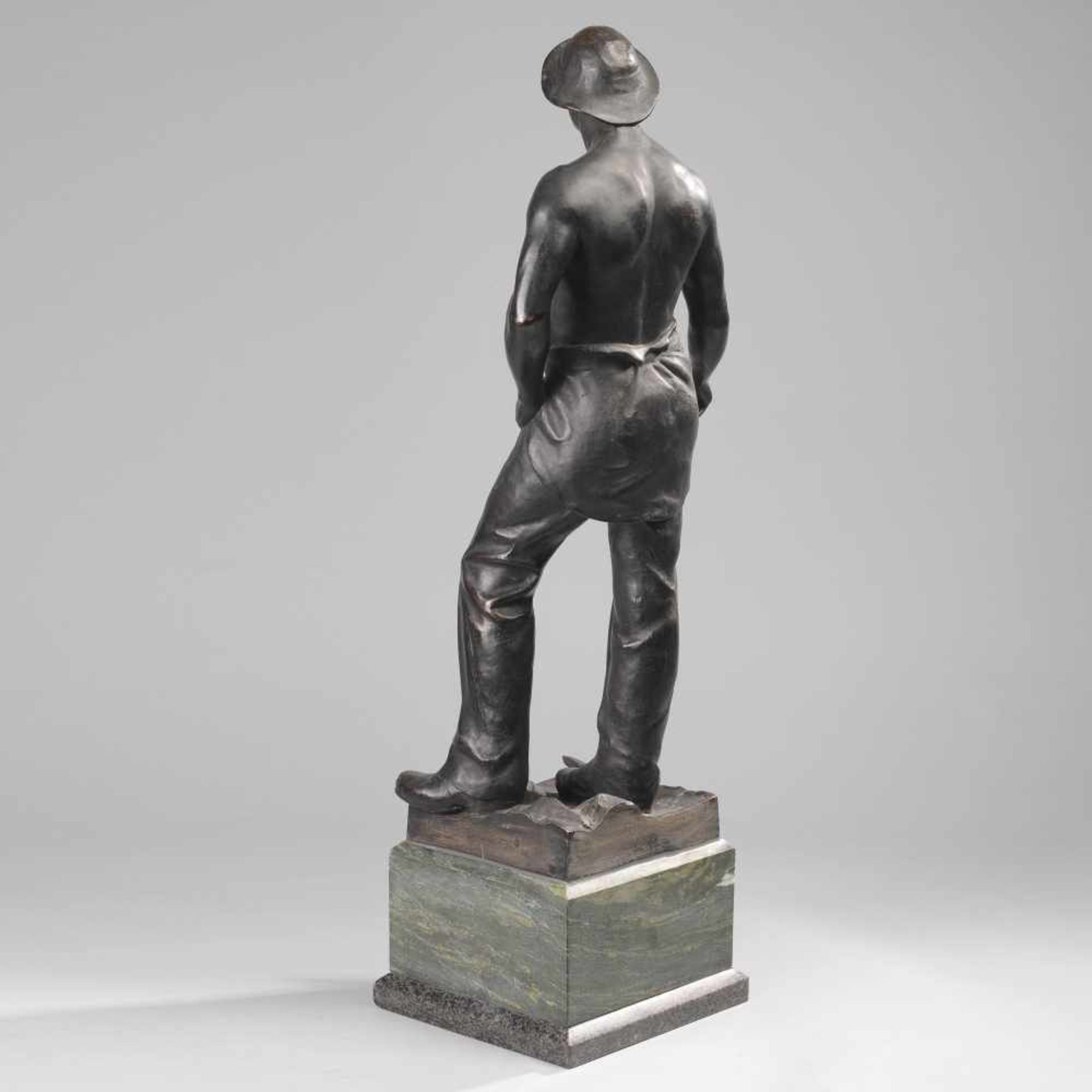 Haase-Ilsenburg, Hermann (1879 Ilsenburg - 1960 Berlin) Bronze, schwarz-braun patiniert, "Der - Bild 4 aus 6