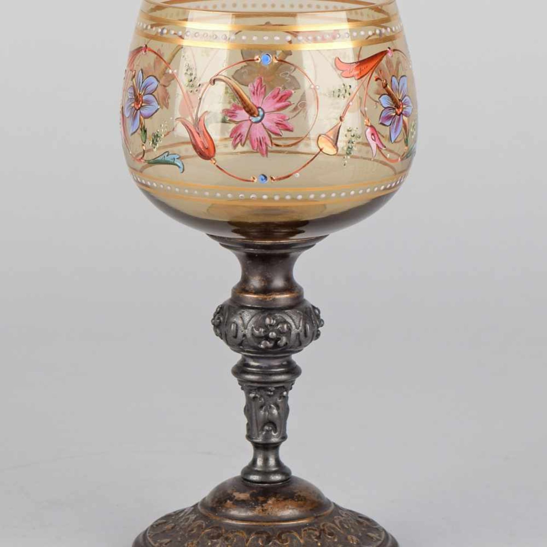 Historismus-Zierglas Stielglas mit kugeliger Kuppa in Braun-Grün, Blütenranke aufwendig von Hand
