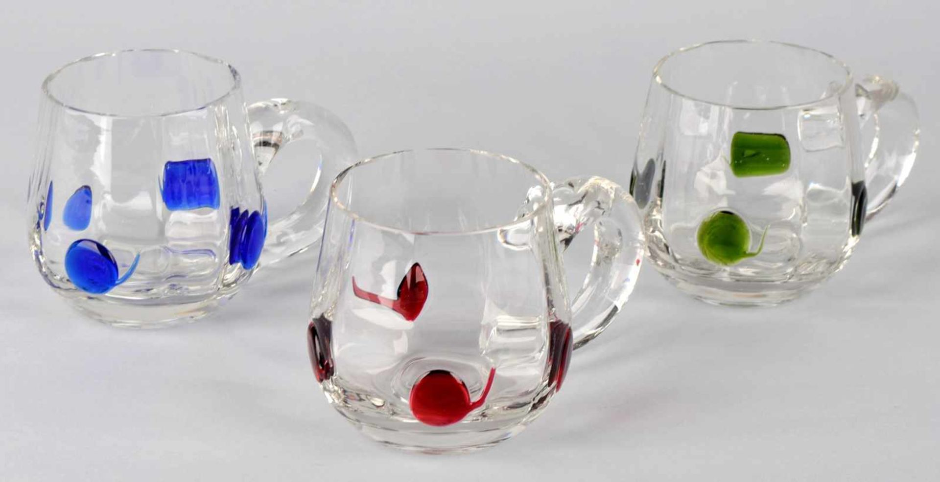 Drei Jugendstil-Glashumpen Klarglas in Tonnenform, je vierfach aufgeschmolzene Tupfen in Rot, Grün - Bild 2 aus 2