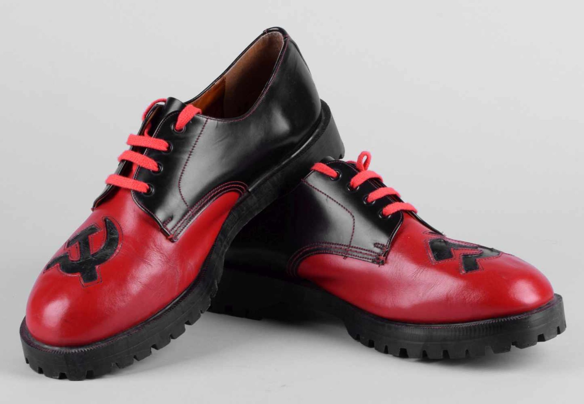 Paar Design-Herrenschuhe Hersteller: Gripfast, England, Leder in Schwarz und Rot, vorn Hammer-und- - Bild 2 aus 2