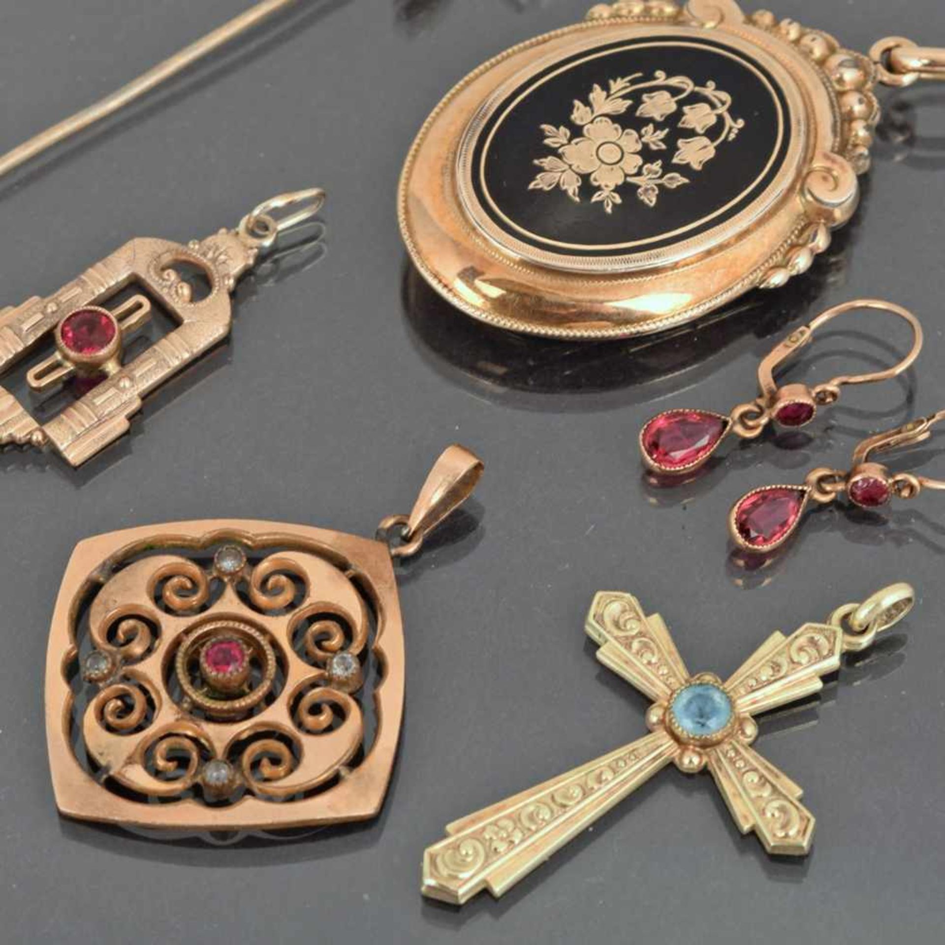 Konvolut Biedermeier- und Jugendstil-Schmuck RG 333, Silber 835 vergoldet, Schaumgold und Doublé,