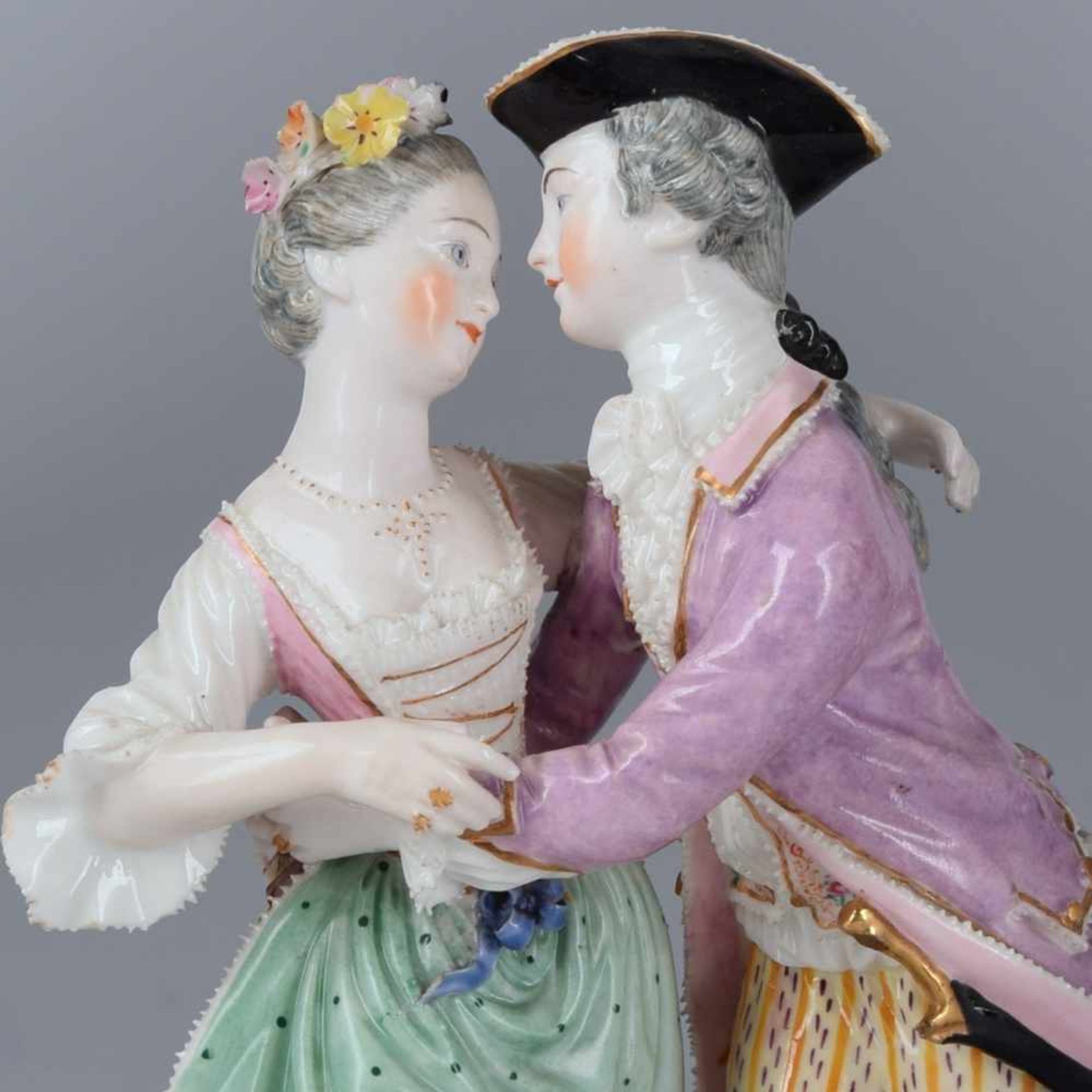 Klassizistische Figurengruppe gemarkt, stehendes galantes Paar im klassizistischen Kostüm, auf