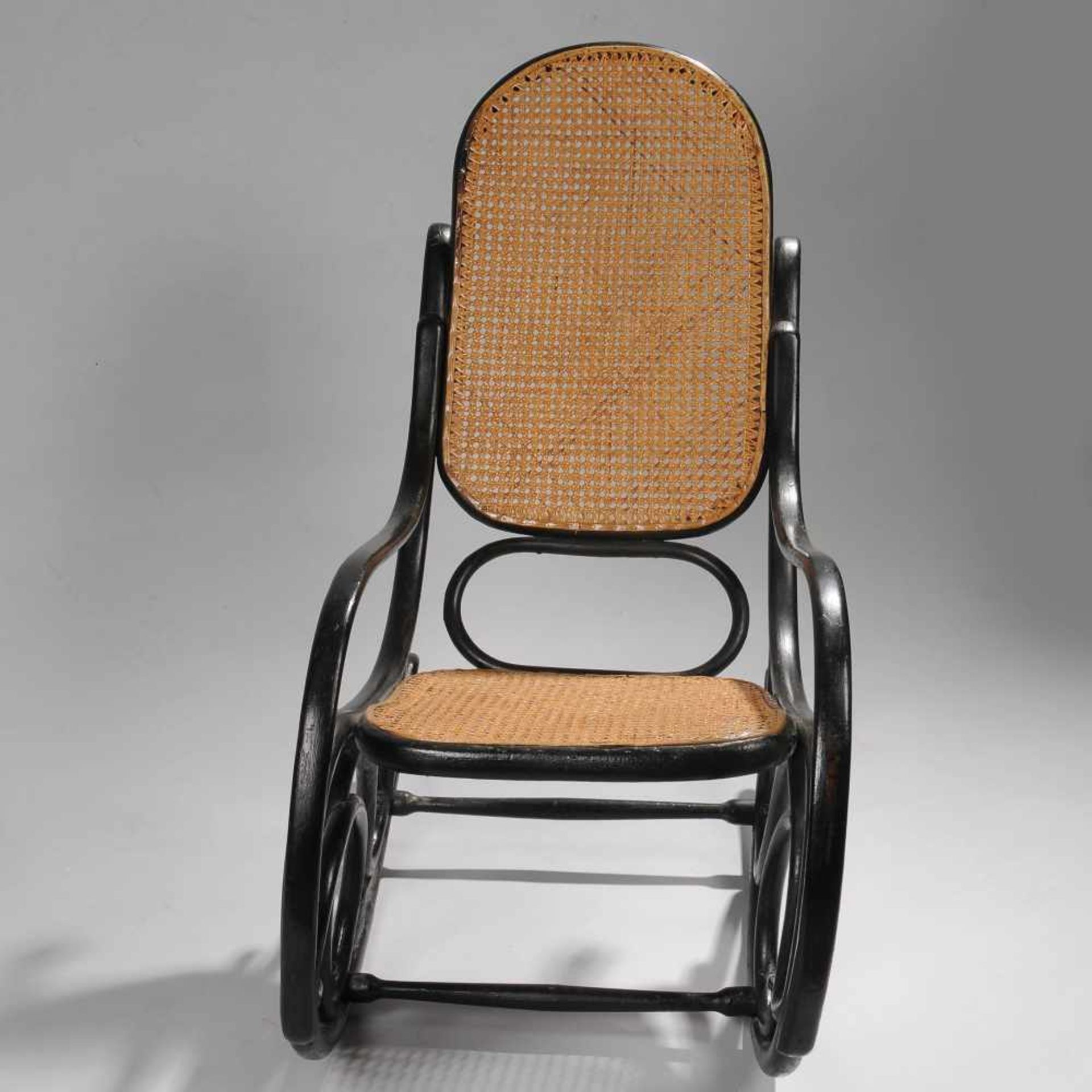 Schaukelstuhl Bugholz schwarz lackiert, fein geschwungenes Gestell, Sitzfläche und Rückenlehne neu - Bild 3 aus 6