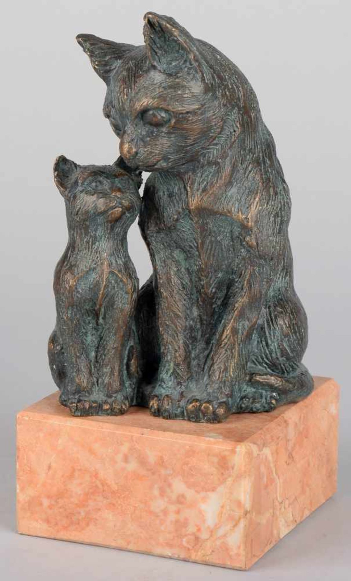 Katzenpaar Bronze, dunkelbraun und grün patiniert, Katze und Jungtier nah beieinander sitzend, - Bild 2 aus 3