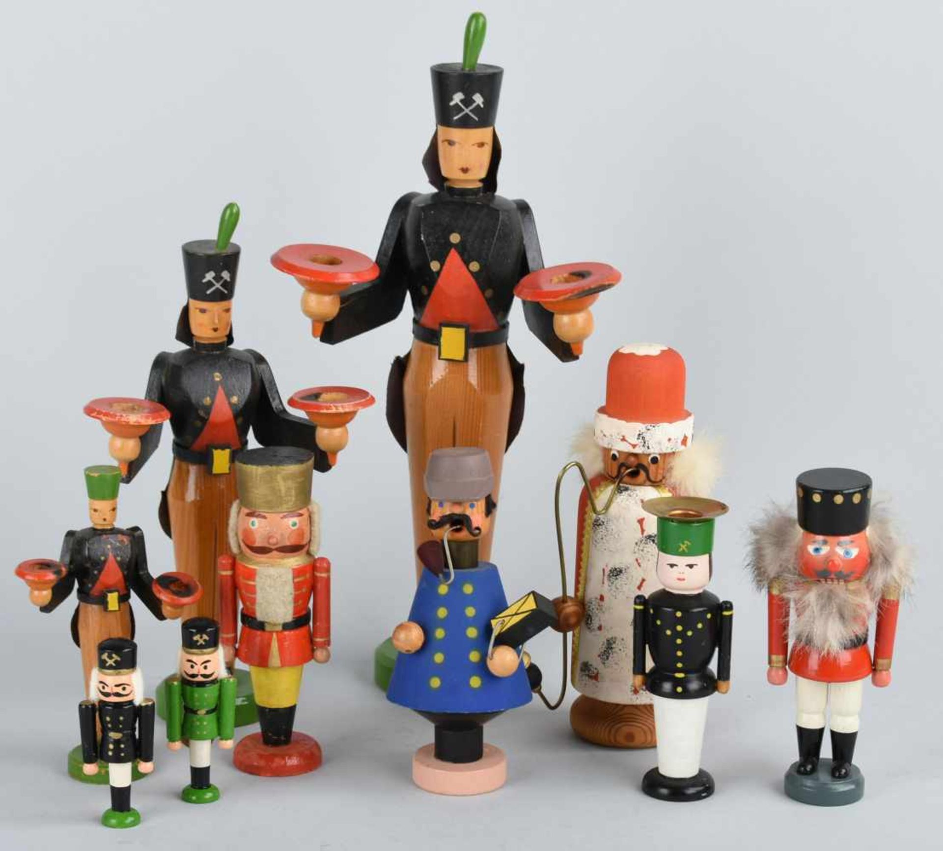 Konvolut Weihnachtsfiguren Holz, gedrechselt und farbig gestaltet, dabei: 4 Lichterbergmänner, 3 - Bild 2 aus 2