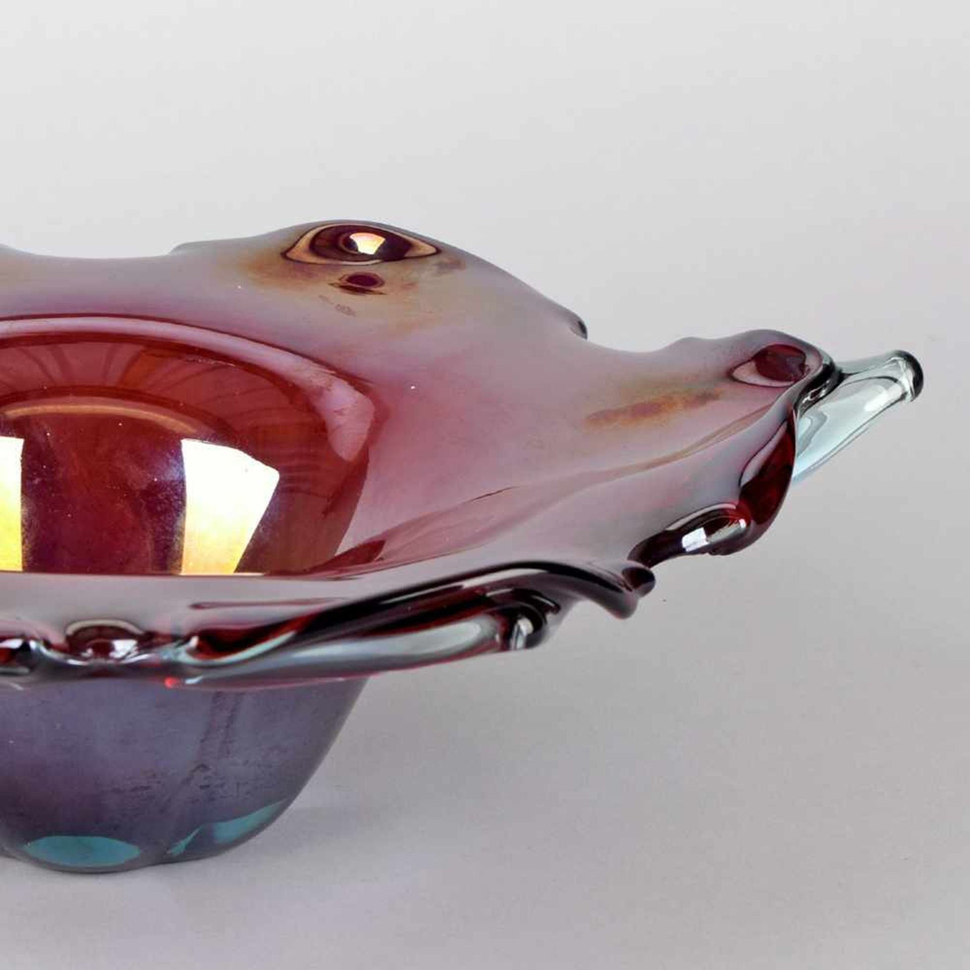 Zierschale Murano kirschrot eingefärbtes Glas mit plan geschliffenem Abriss, irisiert, tief