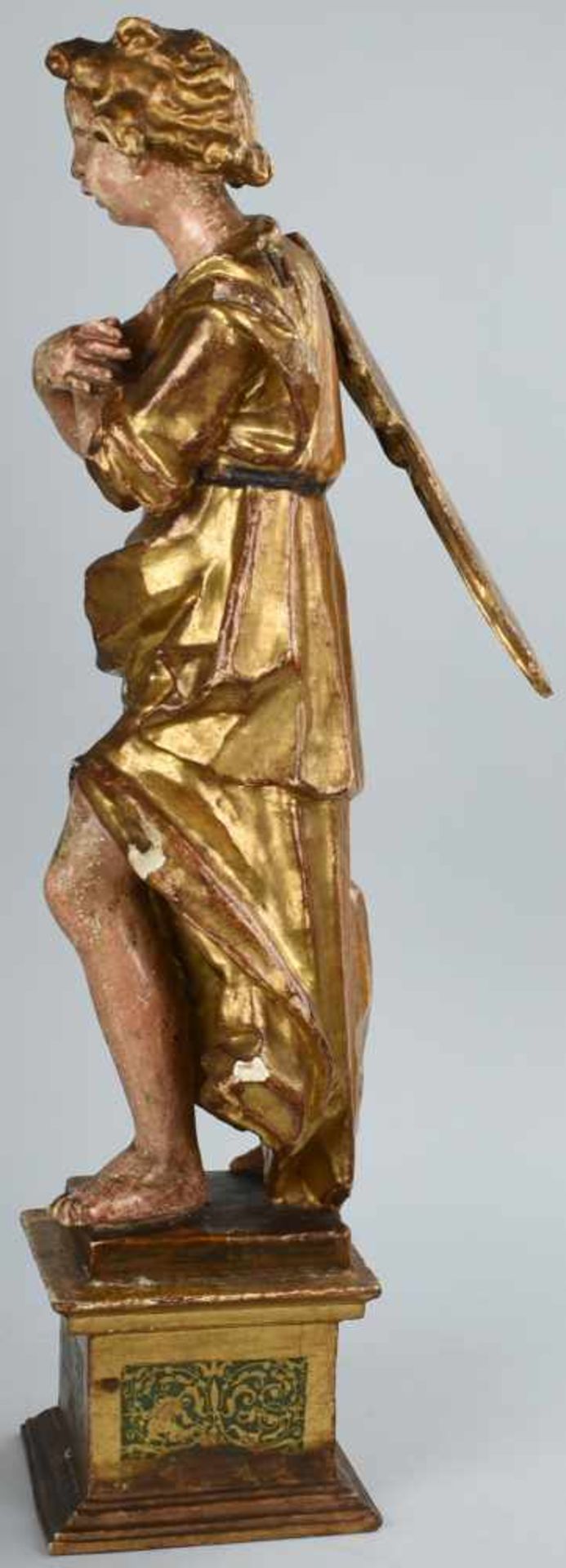 Engelplastik Lindenholz, vollplastisch geschnitzt, farbig und goldgefasst, vierseitiger getreppter - Bild 4 aus 8