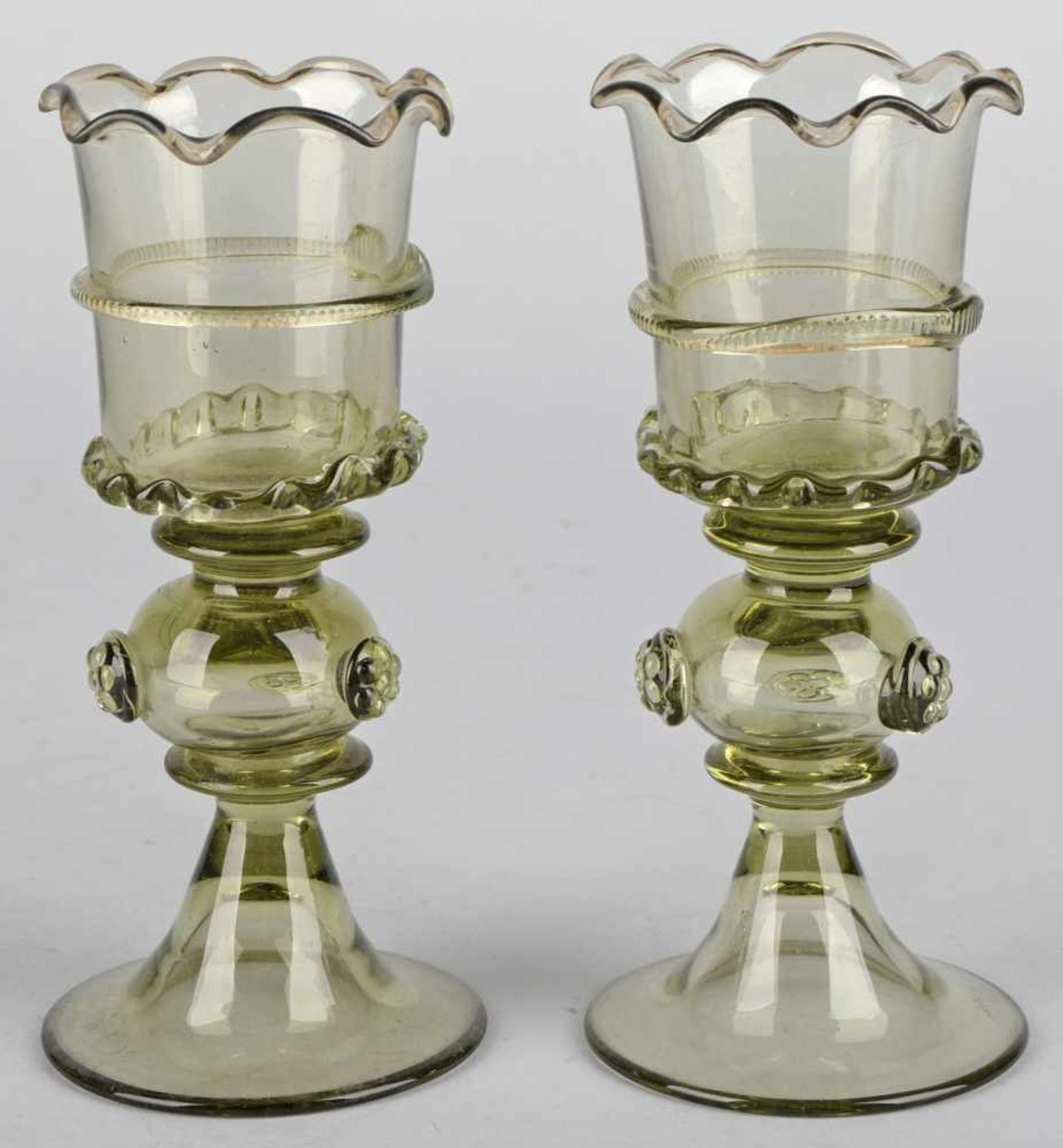 Paar böhmische Gläser sog. Waldglas, je gehöhlter Trompetenfuß mit gedrücktem Kugelnodus und - Bild 2 aus 2