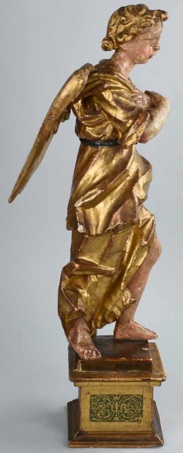 Engelplastik Lindenholz, vollplastisch geschnitzt, farbig und goldgefasst, vierseitiger getreppter - Bild 6 aus 8