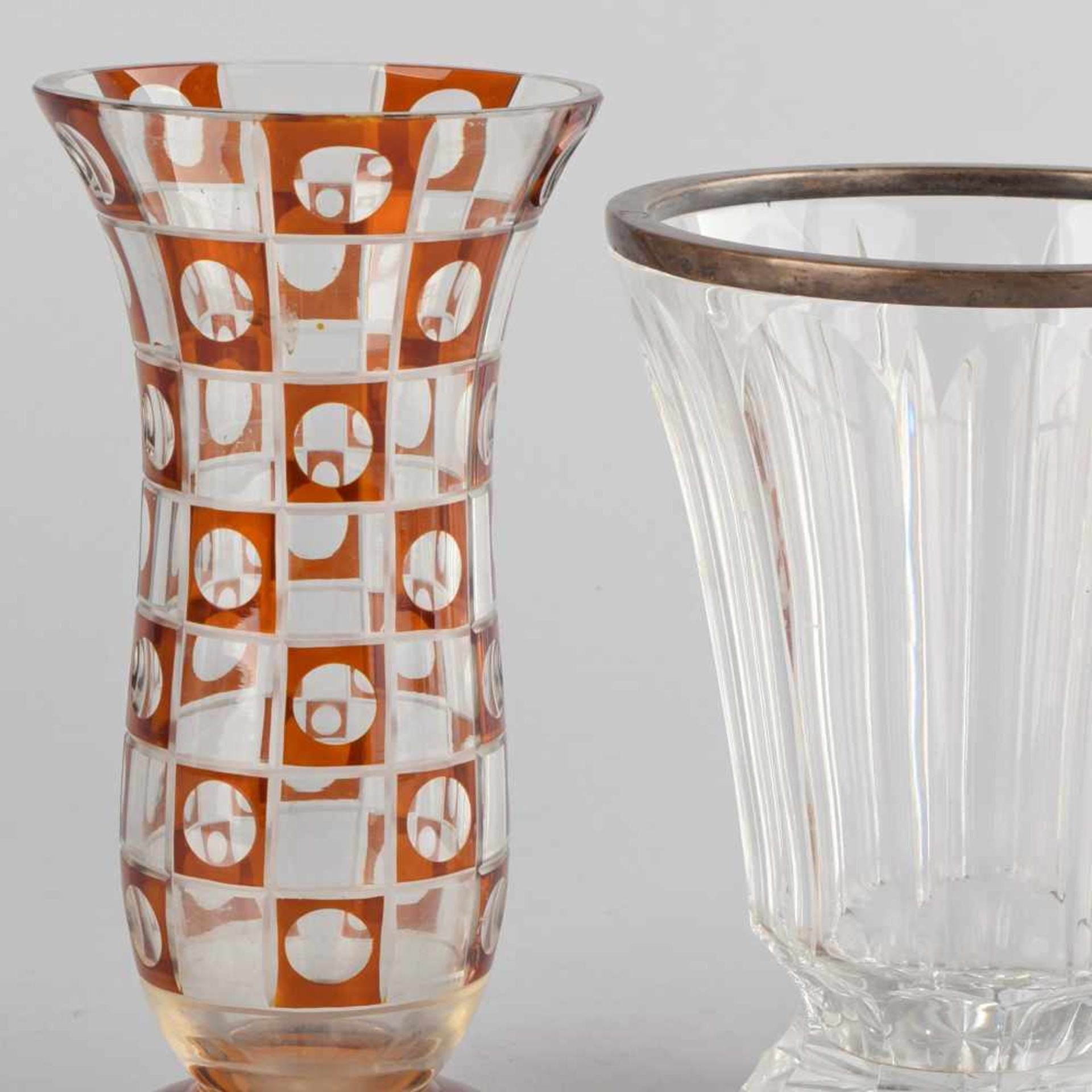 Zwei Trichtervasen farblose Art déco-Vase, geometrischer Schliffdekor partiell goldbraun gebeizt,
