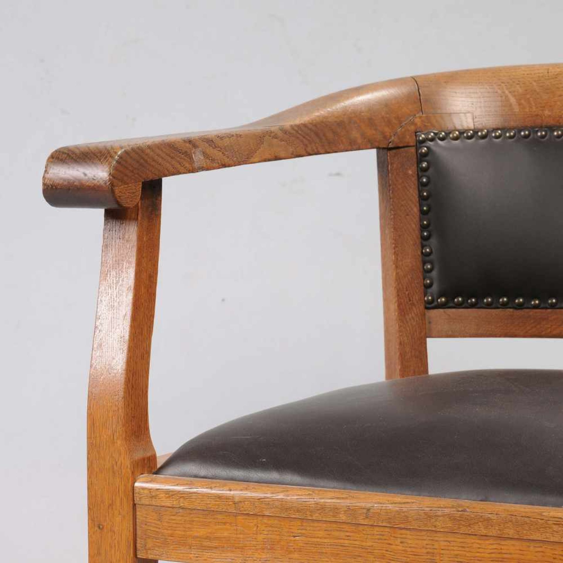 Jugendstil-Armlehnstuhl Eiche, Kantbeine, Sitzfläche mit erneuerter Sprungfederpolsterung und - Bild 5 aus 6