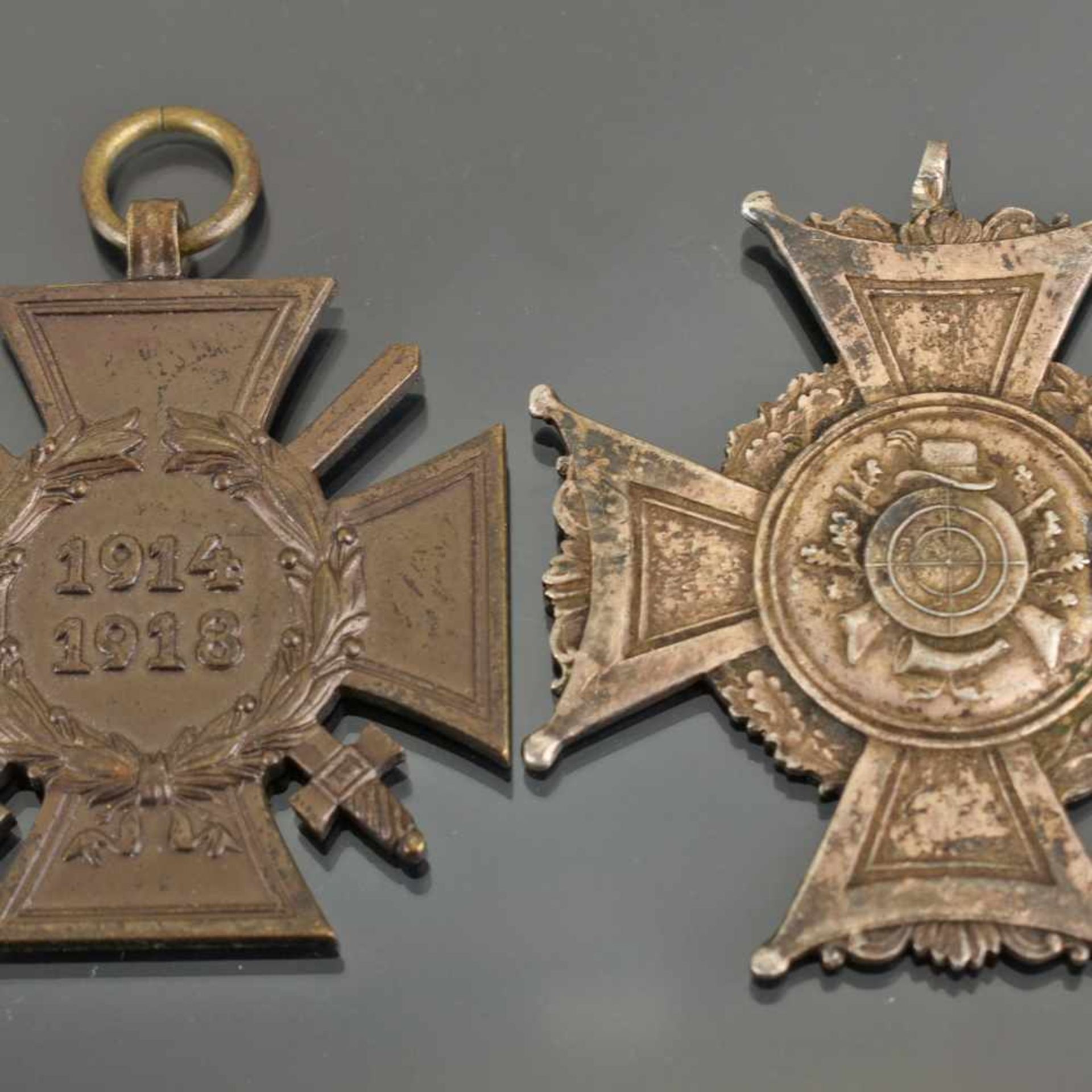 Paar Auszeichnungen III. Reich 1 x Schützenabzeichen, rs. bezeichnet "2. Minister 1936-37", ca. 45 x