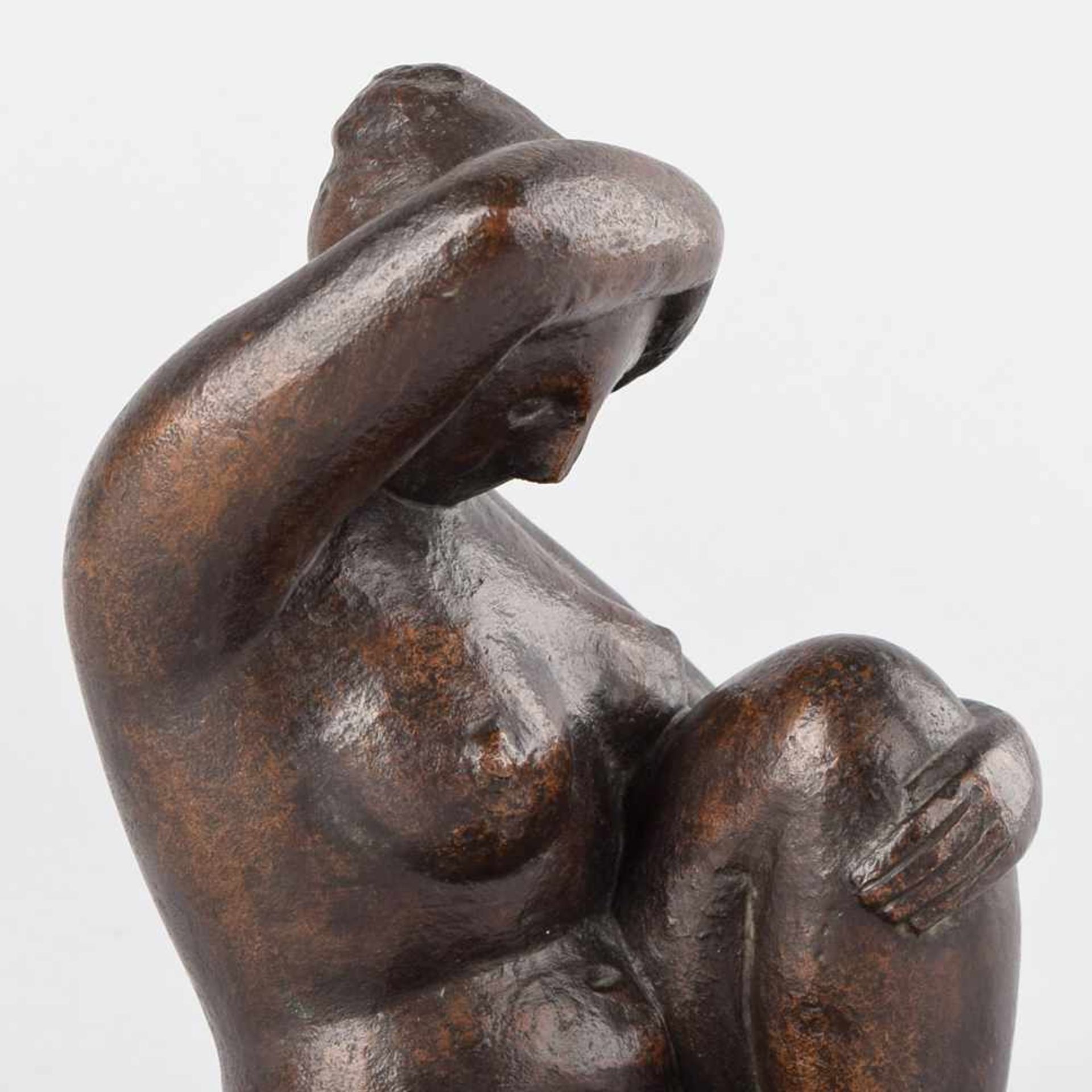 Unbekannt Bronze, dunkel patiniert, sitzender Damenakt, unten undeutlich monogrammiert, 1987 datiert - Bild 2 aus 4