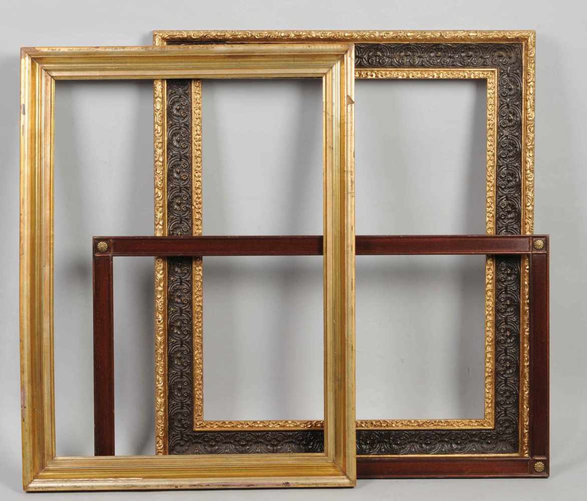 Drei Rahmen je Holz, 1 x goldlackiert, profiliert, 1 x dunkelbraune Farbgebung, Metallrosetten in - Bild 2 aus 5
