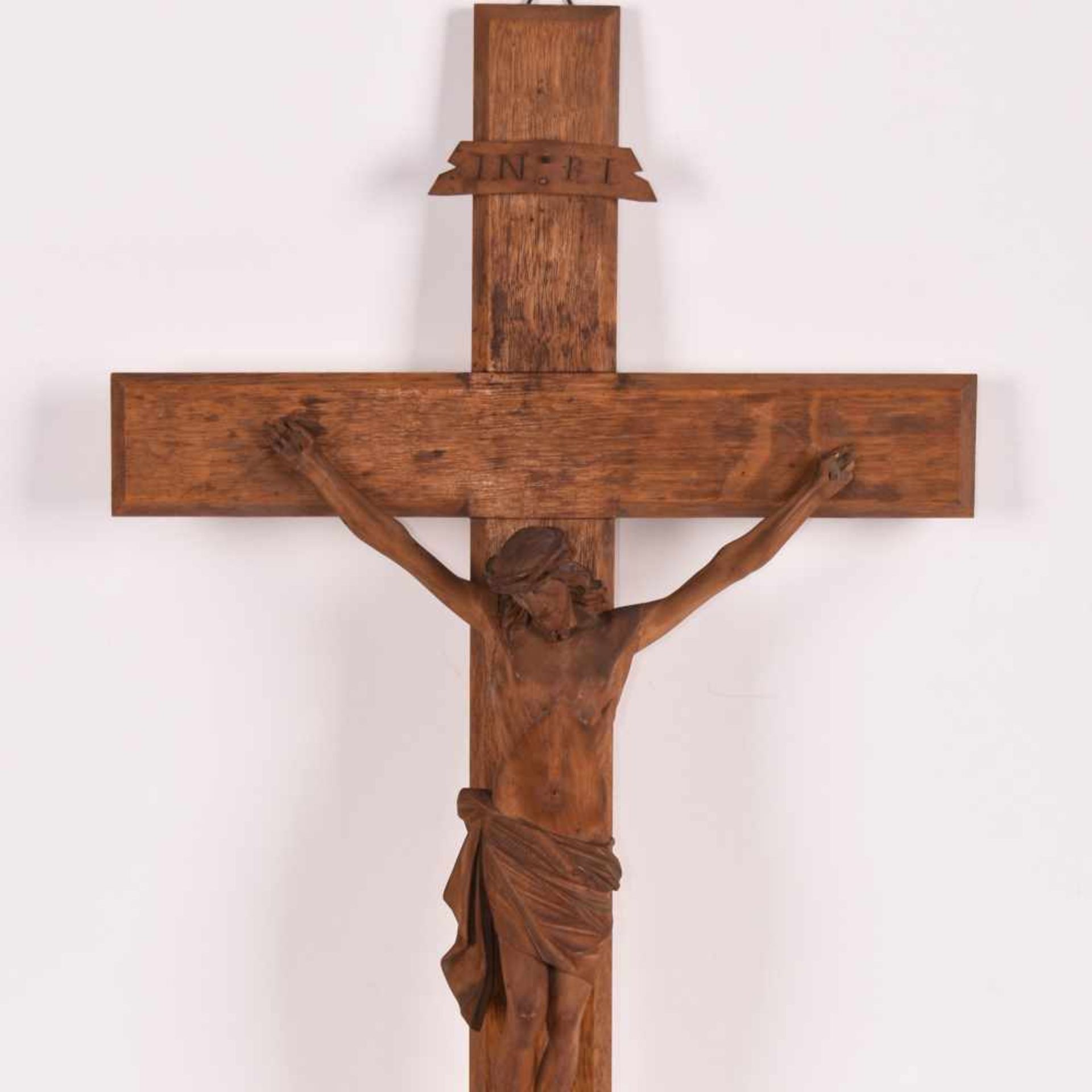 Kruzifix schlichtes Eichenholzkreuz, darauf Christusfigur plastisch aus Lindenholz geschnitzt,