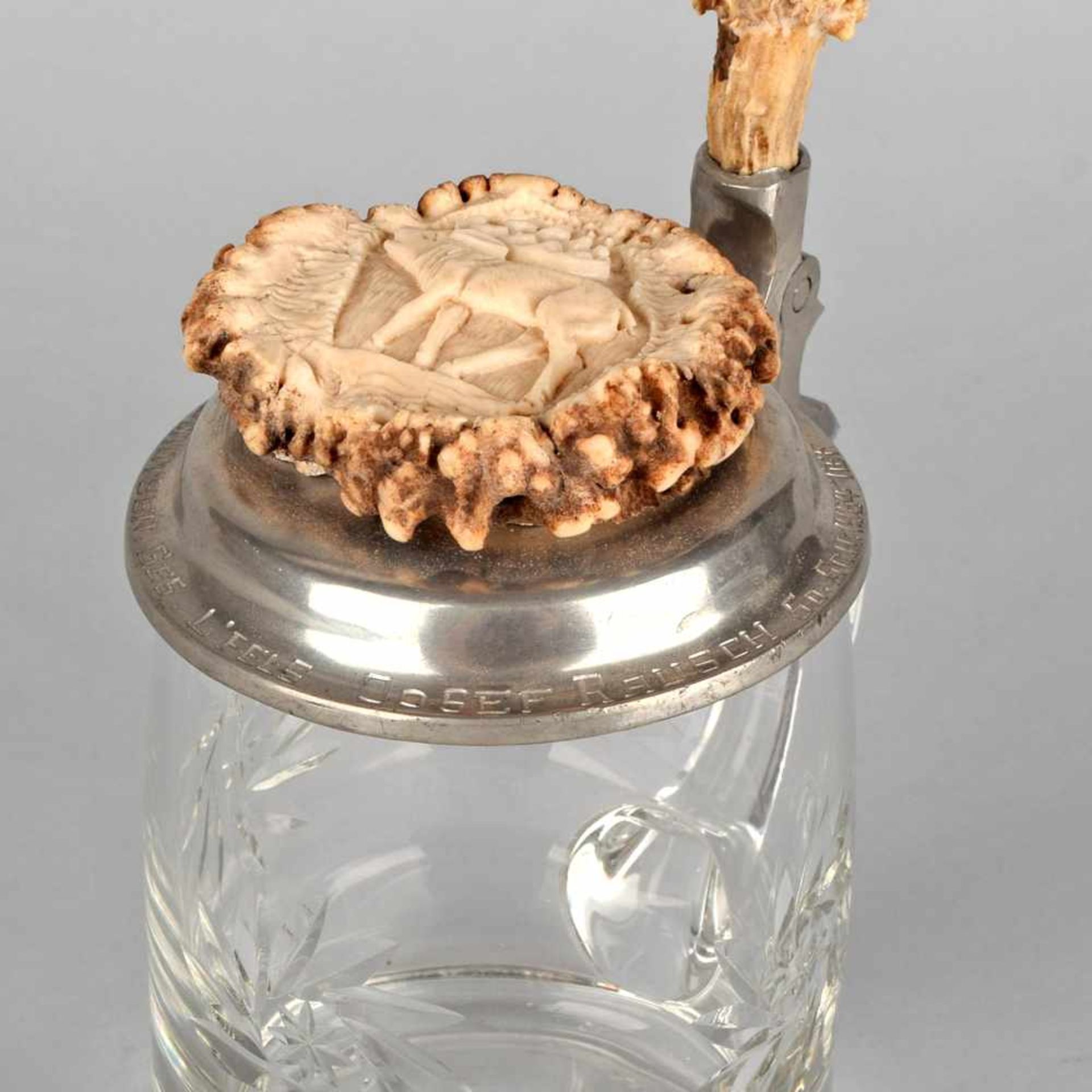 Deckelhumpen Klarglas, Tonnenform mit ausgestelltem Stand, Sternschliff, aufgeschmolzener Henkel,