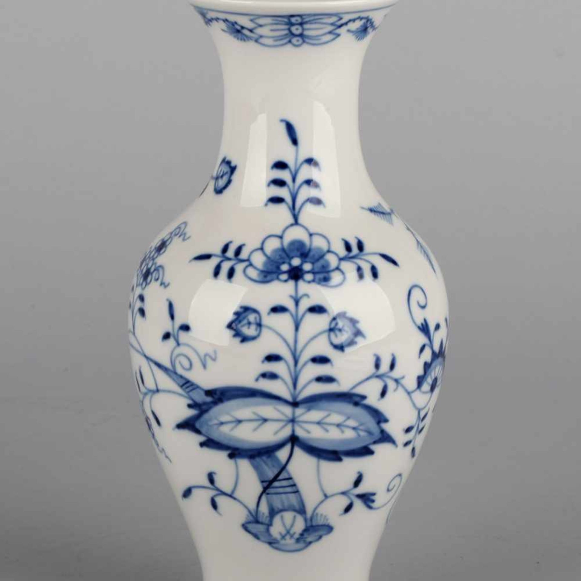 Vase Manufaktur Meissen, Schwerter unterglasurblau, 4 Durchschliffe, balusterförmig, in