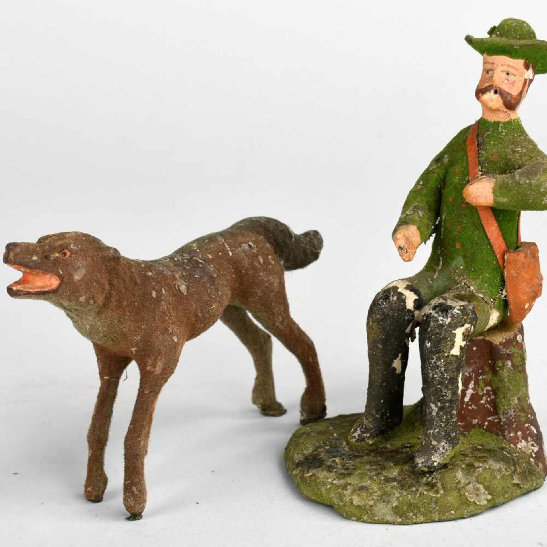 Paar Aufstellfiguren Masse farbig gestaltet, Jäger mit Hund, Altersspuren und Fehlteile, Figuren-H