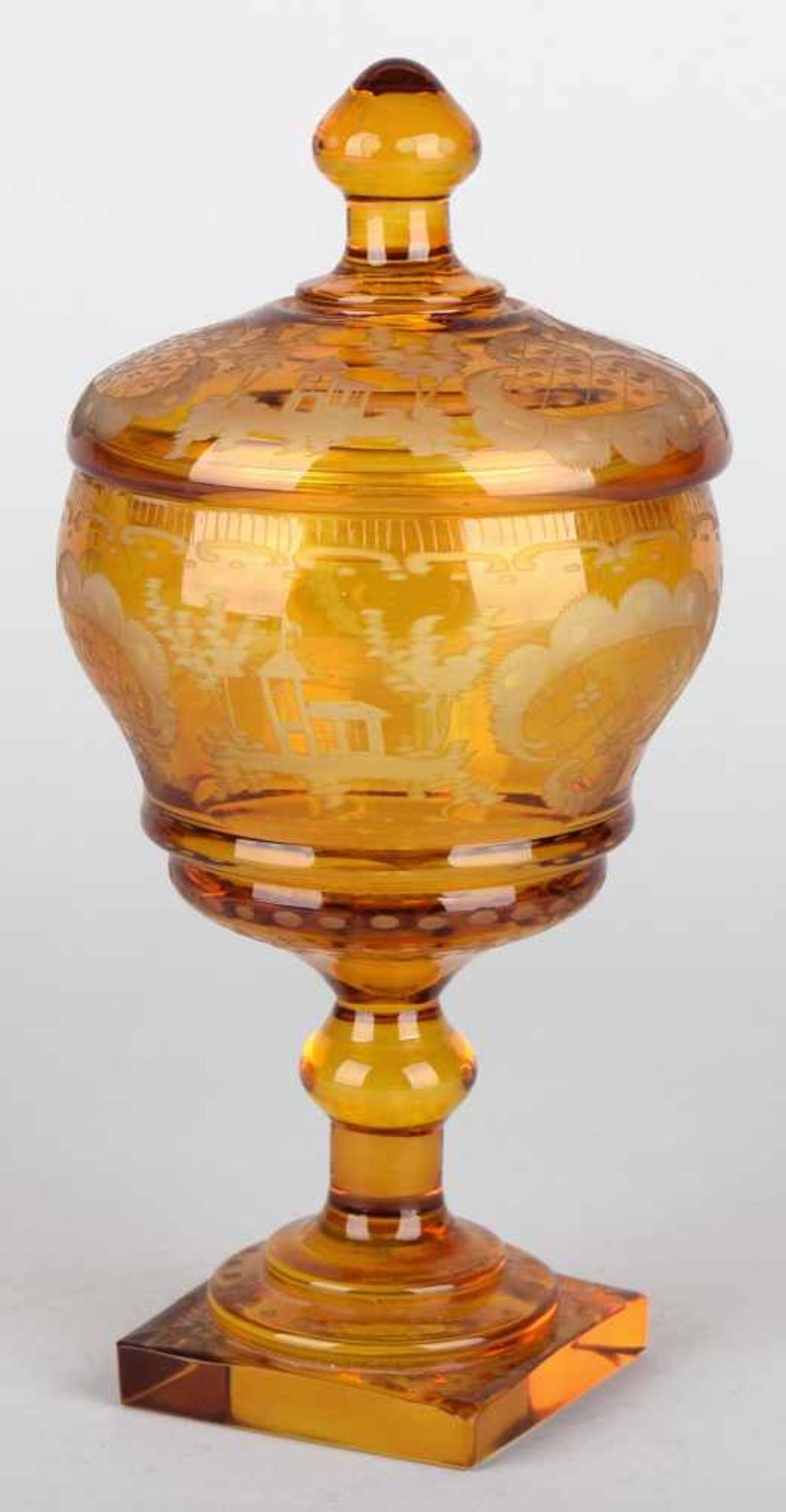 Deckelpokal farbloses Glas in Gelb gebeizt, flacher quaderförmiger Stand, getreppter Schaft mit - Bild 2 aus 3