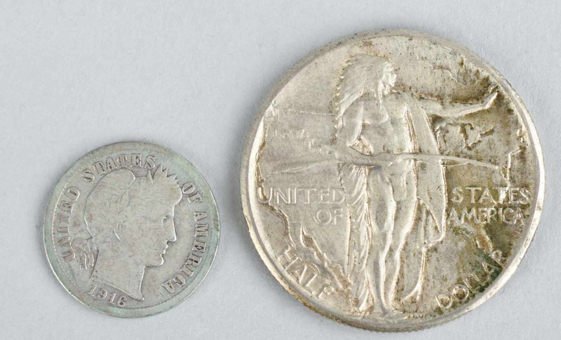Paar Silbermünzen USA 1916 / 1926 1 x Half-Dollar, av. stehender Indianer mit Bogen, rv. Siedler mit - Bild 2 aus 2