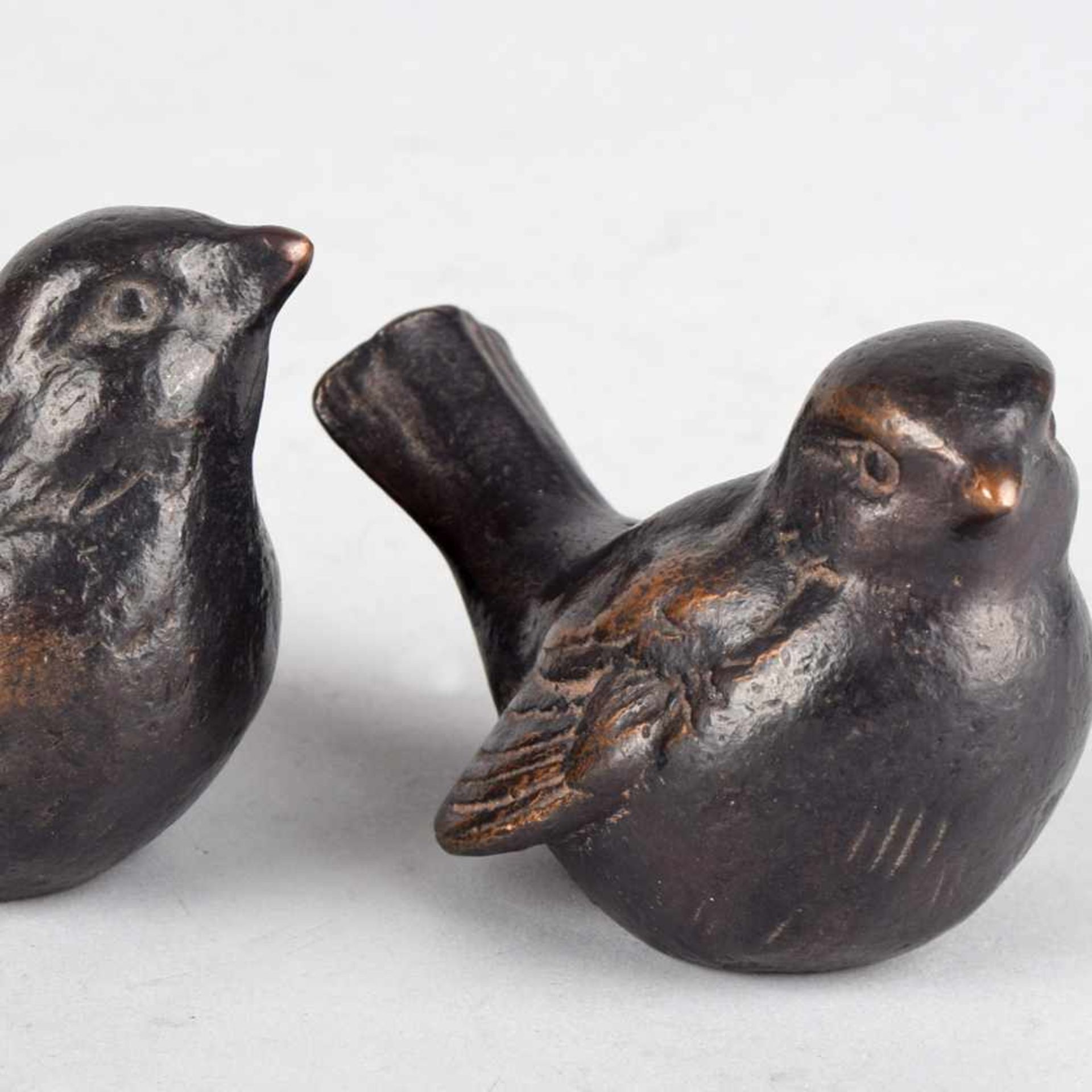 Paar Vogelfiguren Bronze, in Dunkelbraun patiniert, je Spatz in vollplastischer Darstellung, H ca. 6