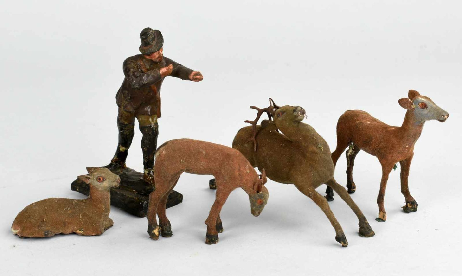 Konvolut Aufstellfiguren Masse farbig gestaltet, Jäger mit Hund und Rotwild (4 Tiere), Alters- und - Bild 2 aus 2