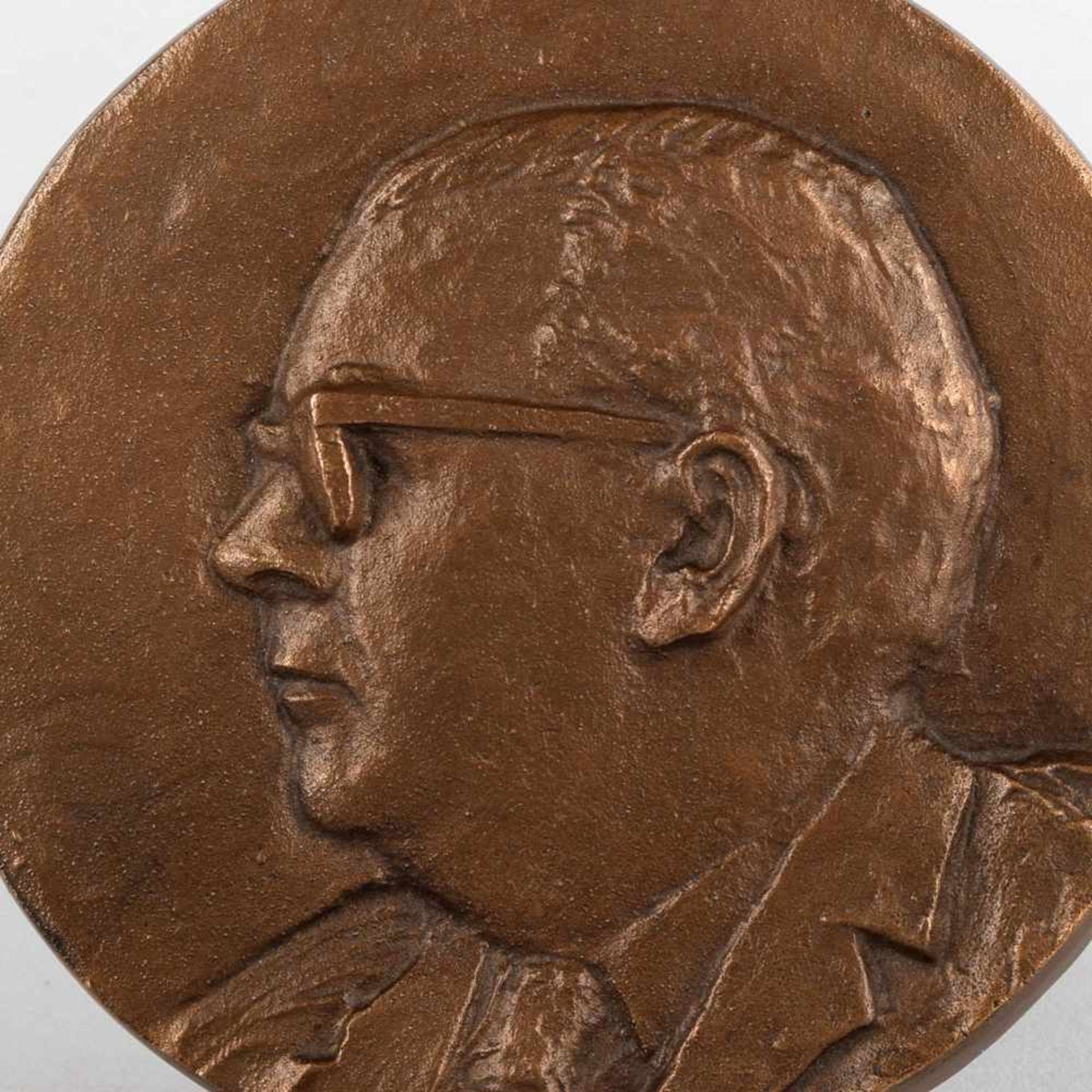 Gedenk-Reliefmedaillon Bronze, braun patiniert, Porträtdarstellung Josef Hermann Dufhues (1908-1971)