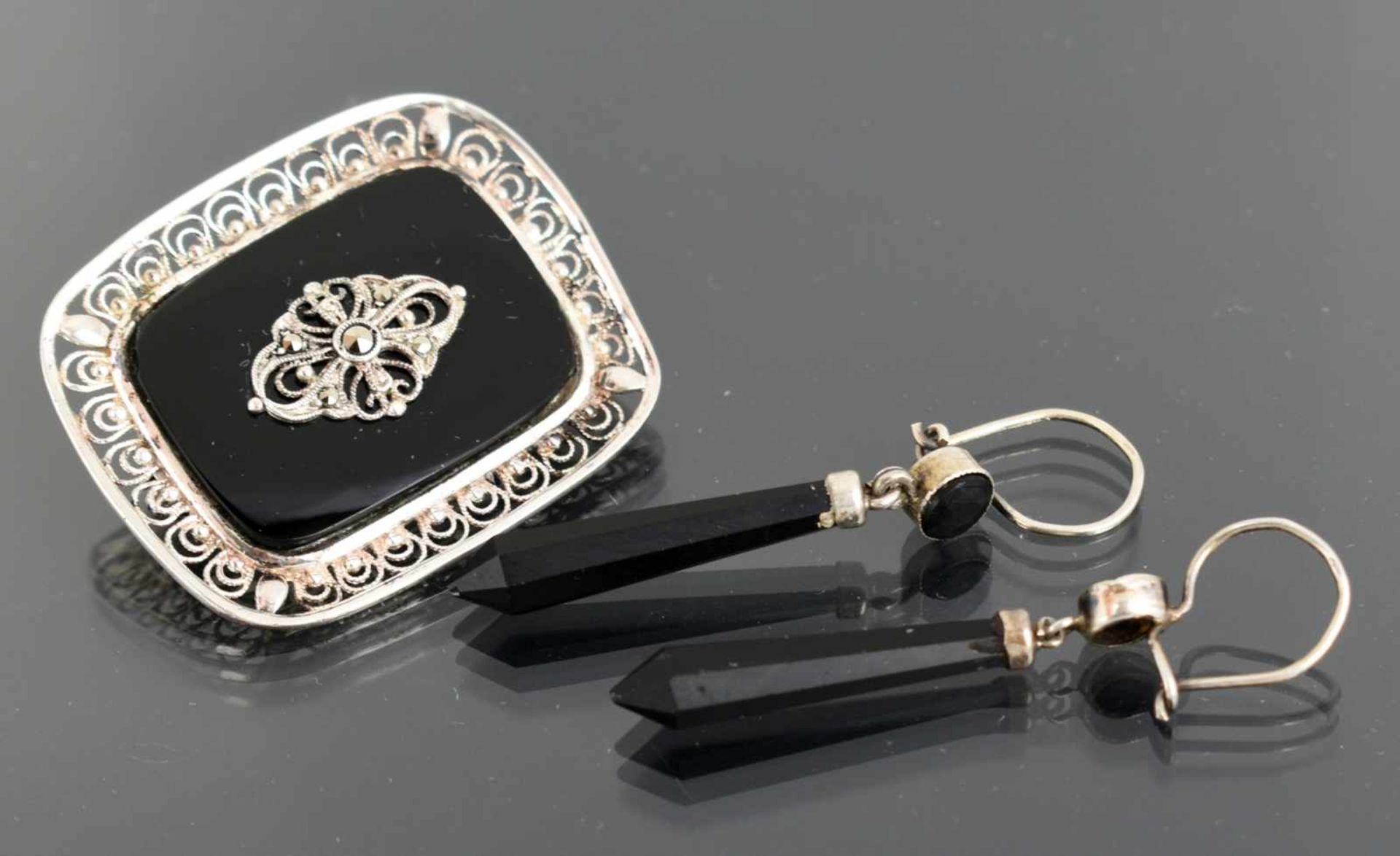 Brosche und Paar Ohrhänger Silber geprüft, rechteckige Brosche mit markasitverzierter Onyxtafel in - Bild 2 aus 2
