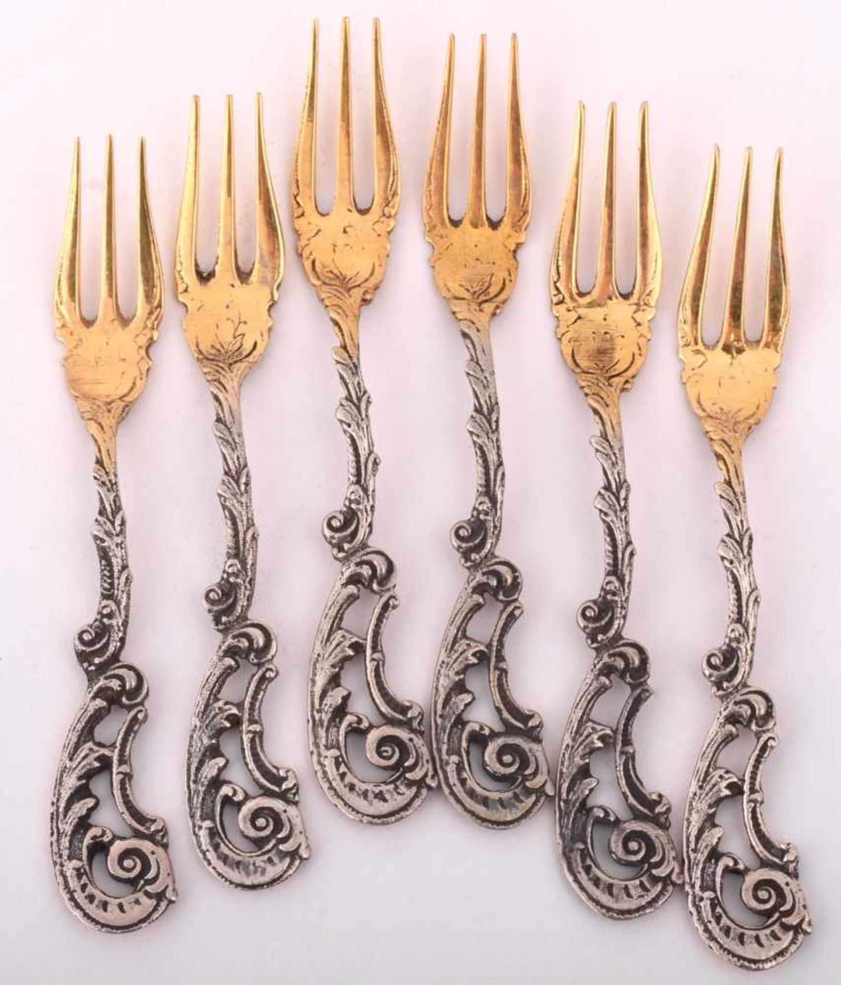 Sechs kleine Vorspeisengabeln Silber 800, Teilvergoldung, durchbrochene Gestaltung im Stil des - Bild 2 aus 2