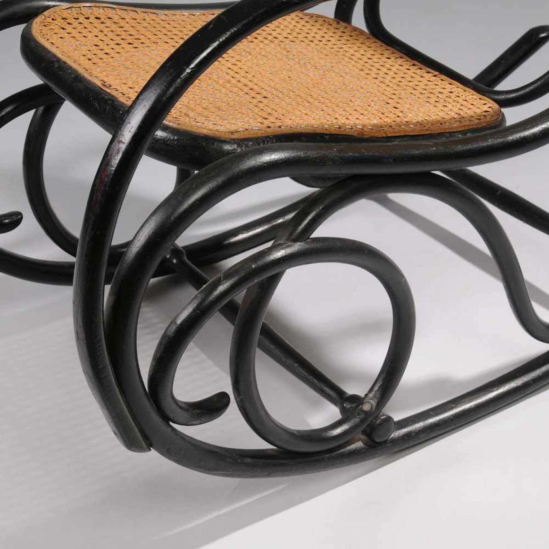 Schaukelstuhl Bugholz schwarz lackiert, fein geschwungenes Gestell, Sitzfläche und Rückenlehne neu - Bild 4 aus 6