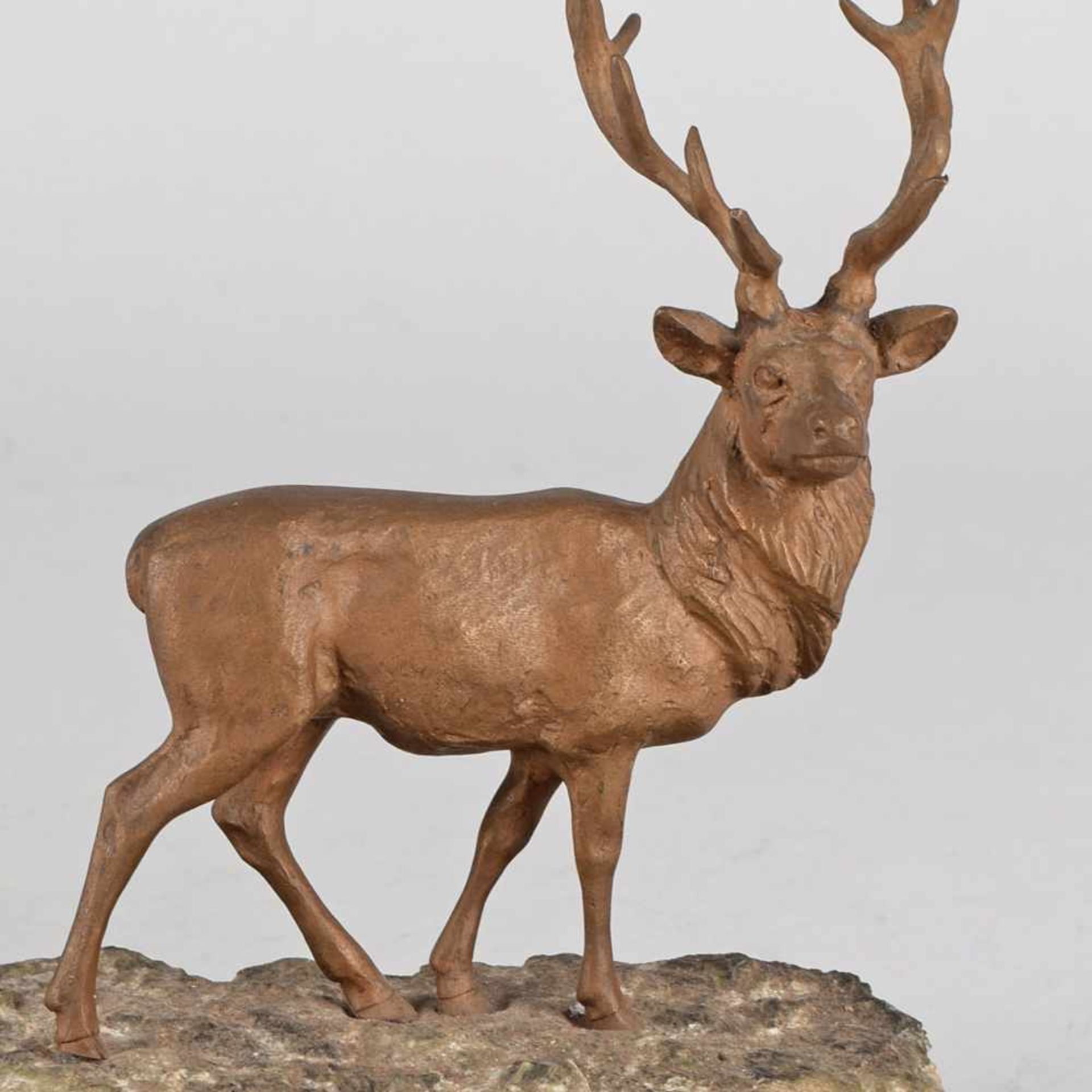 Stattlicher Hirsch Bronze, in mattem Braun patiniert, Standfigur eines Hirsches mit prächtigem