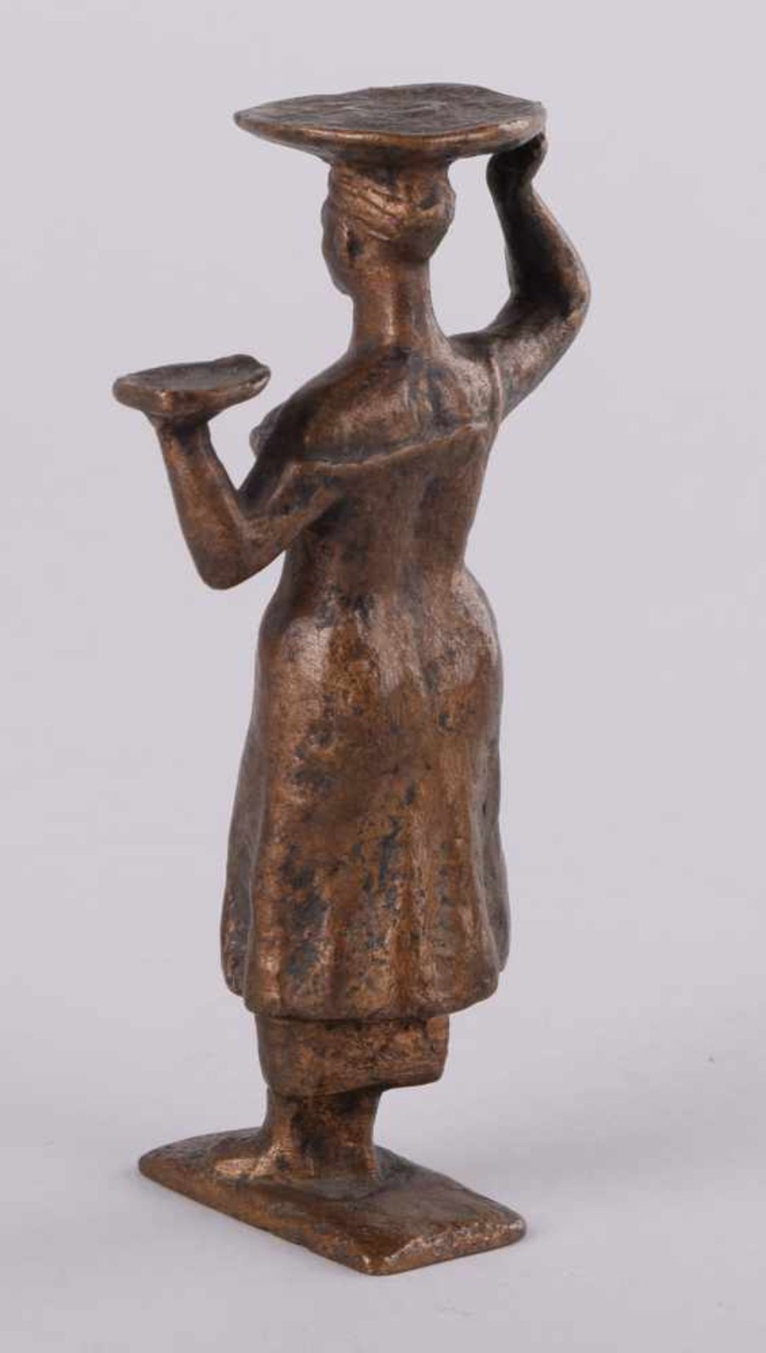 Kleinbronze in Braun patiniert, Standfigur einer jungen Frau, auf dem Kopf und mit der linken Hand - Bild 3 aus 3