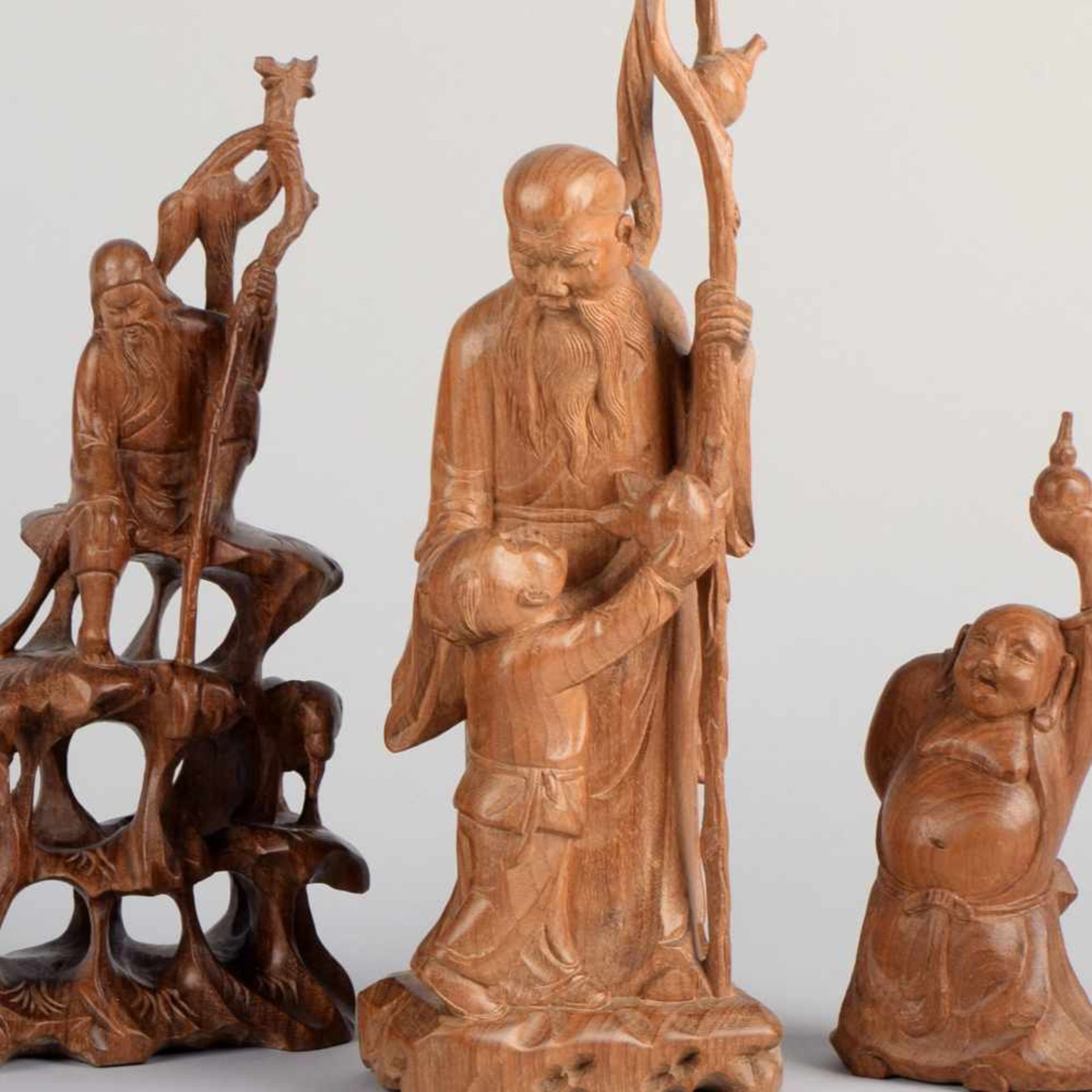 Drei asiatische Schnitzereien Holz, untersch. Figurendarstellungen, dabei Glücksgott Hotei/Buddha