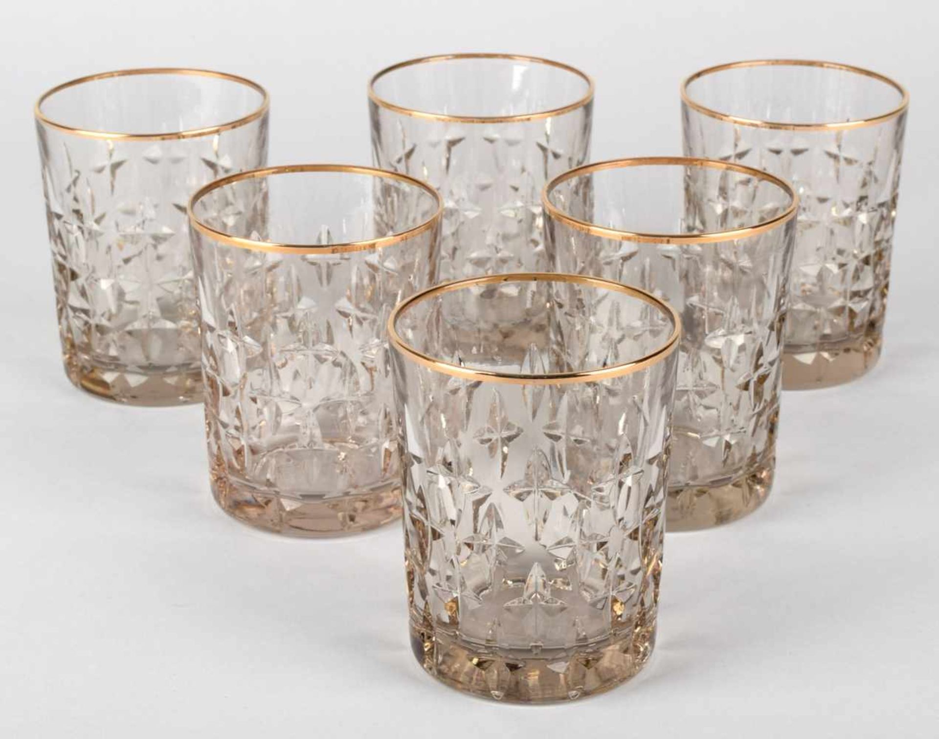 Sechs Whiskeygläser leicht rauchiges Glas in Zylinderform, mehrreihiger Sterndekor, Goldrand, - Bild 2 aus 2
