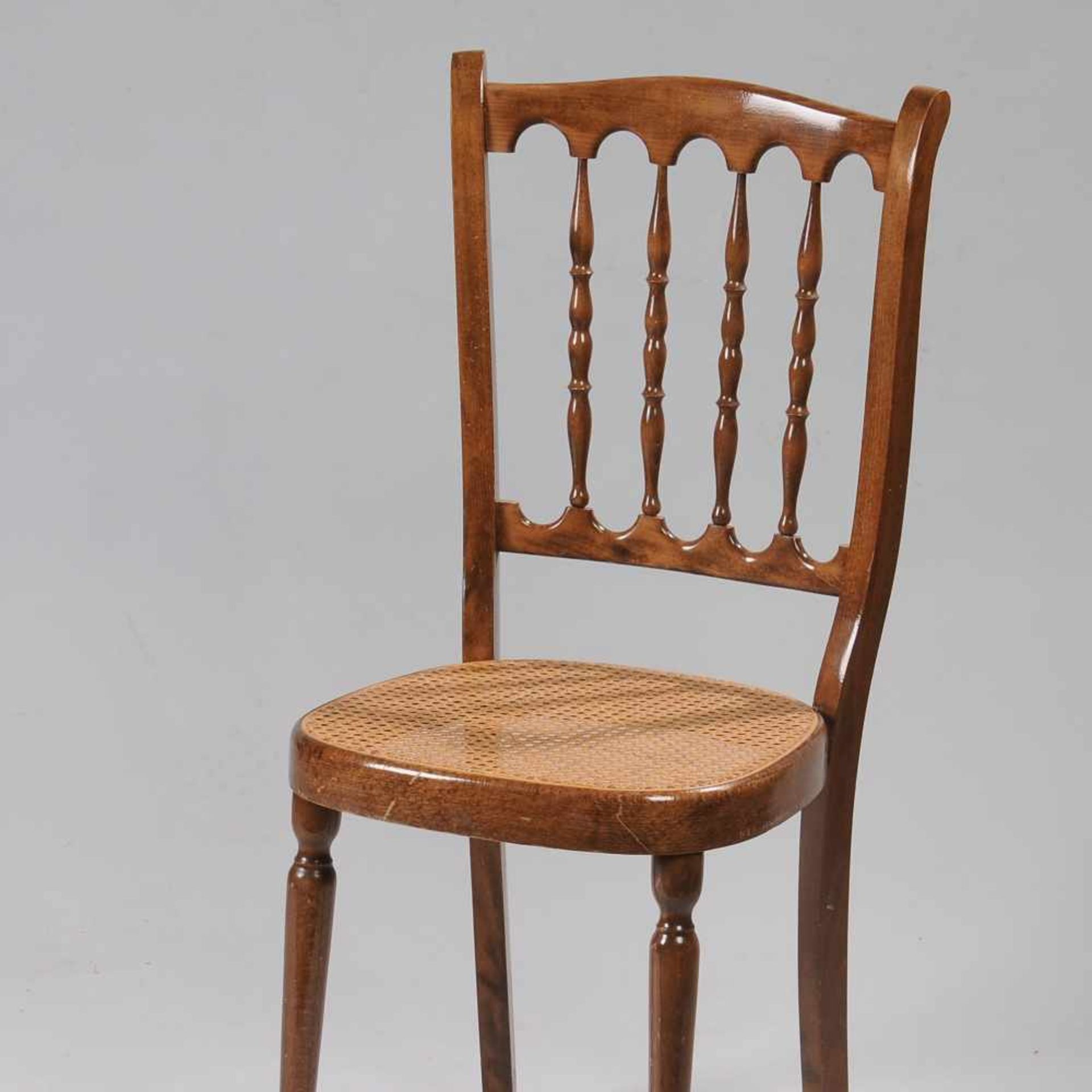 Stuhl Buche mittelbraun lasiert, tlw. gedrechseltes Gestell, Sitzfläche mit erneuertem Korbgeflecht,