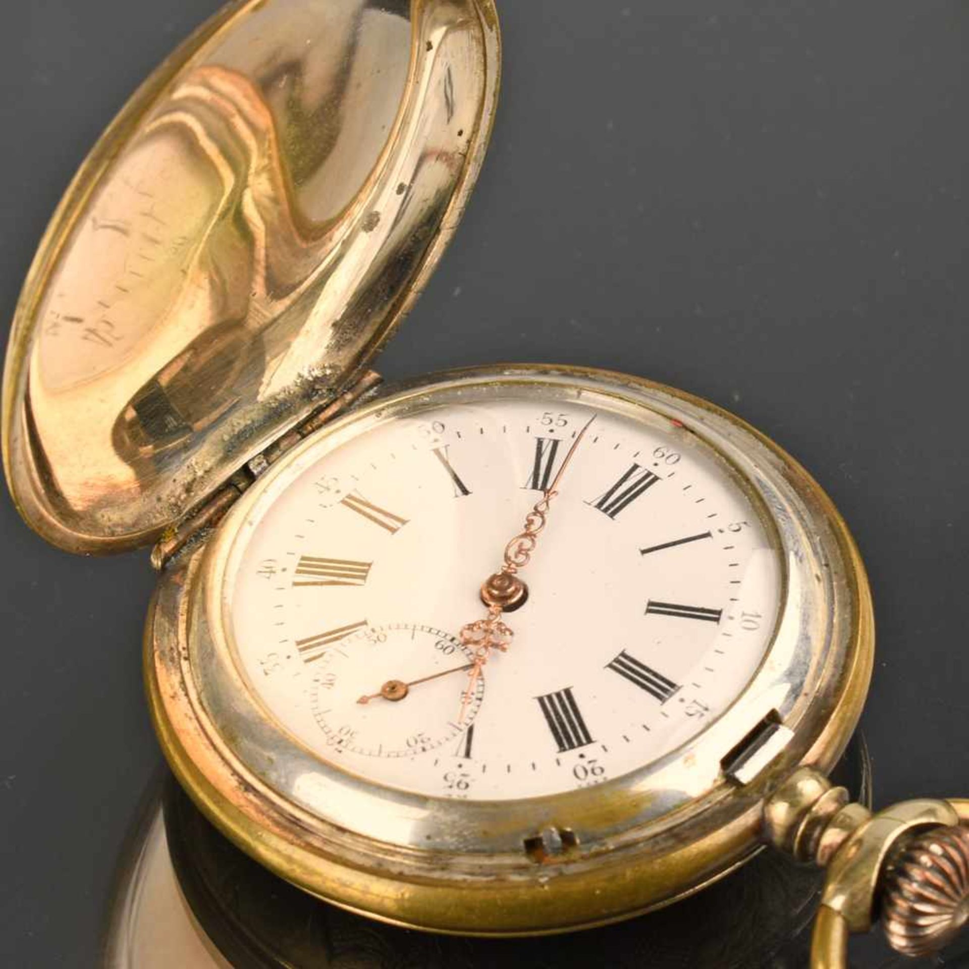 Jugendstil-Sprungdeckeltaschenuhr figürlich verziertes Metallgehäuse, weißes Emailzifferblatt mit