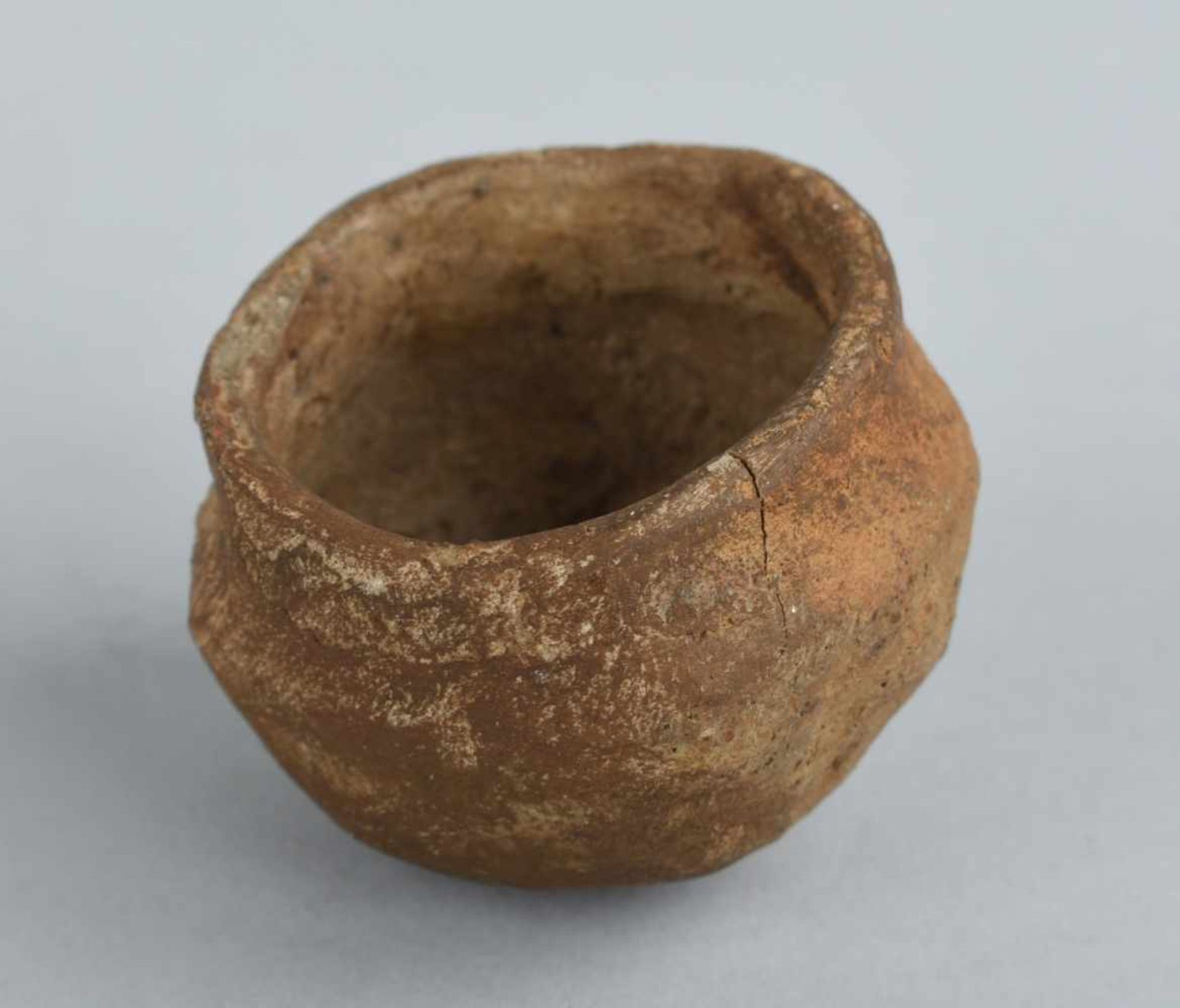 Archäologischer Fund Lausitzer Keramik, kleine gebauchte Schale, H ca. 3,5 cm, D ca. 4 cm, wohl 1500 - Bild 2 aus 2