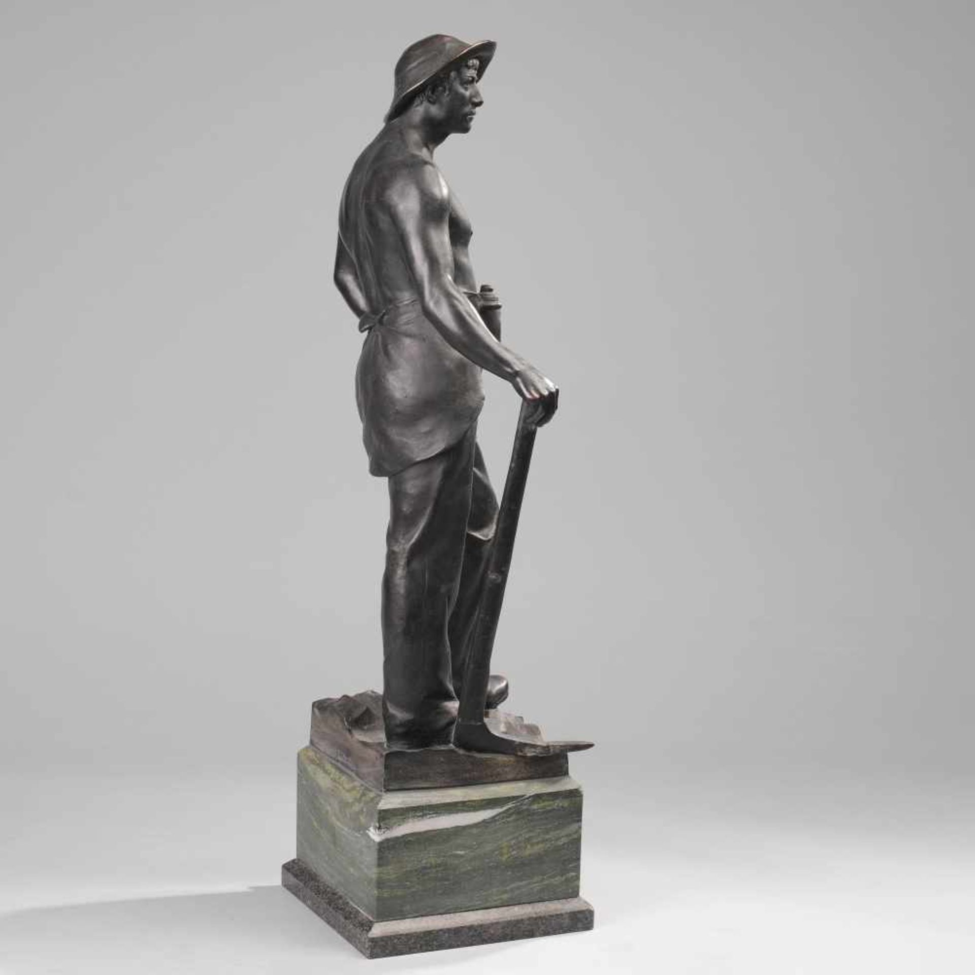 Haase-Ilsenburg, Hermann (1879 Ilsenburg - 1960 Berlin) Bronze, schwarz-braun patiniert, "Der - Bild 3 aus 6