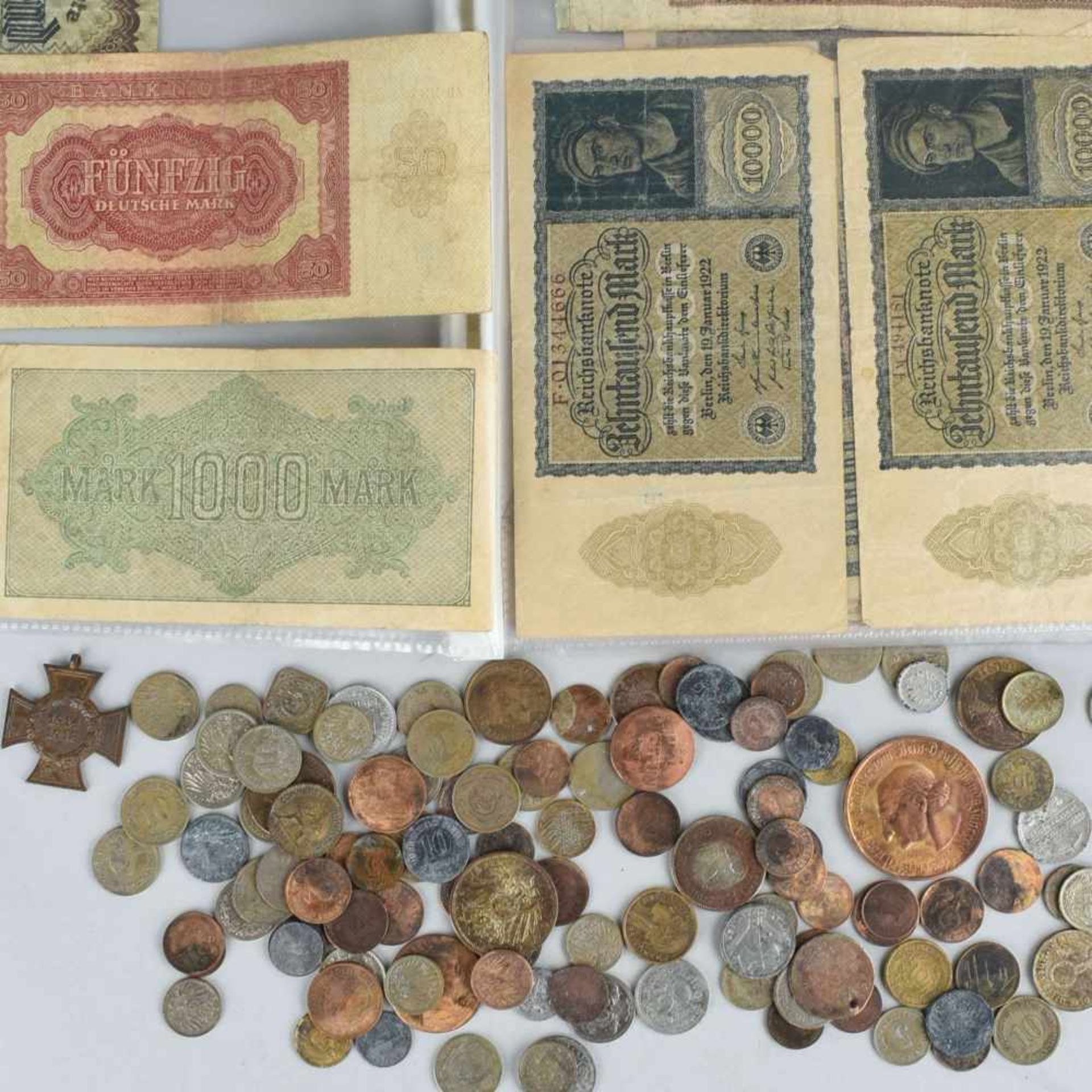 Konvolut Münzen und Papiergeld 1 x Posten von über 100 Münzen, dabei u.a.: 1 x 5 Reichsmark in