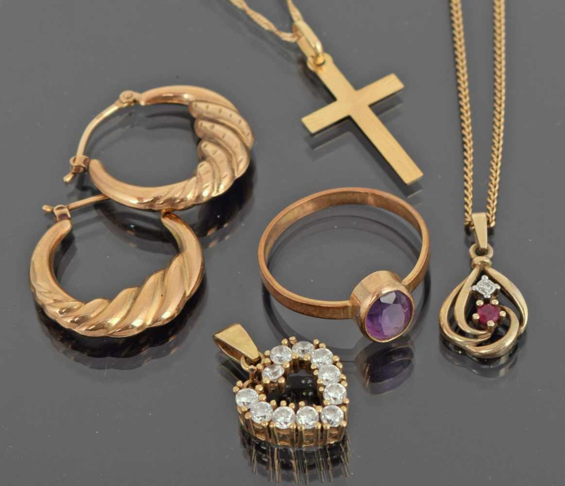 Konvolut Goldschmuck GG 585 und 333, dabei Paar Creolen, Damenring mit amethystfarbigem - Bild 2 aus 2