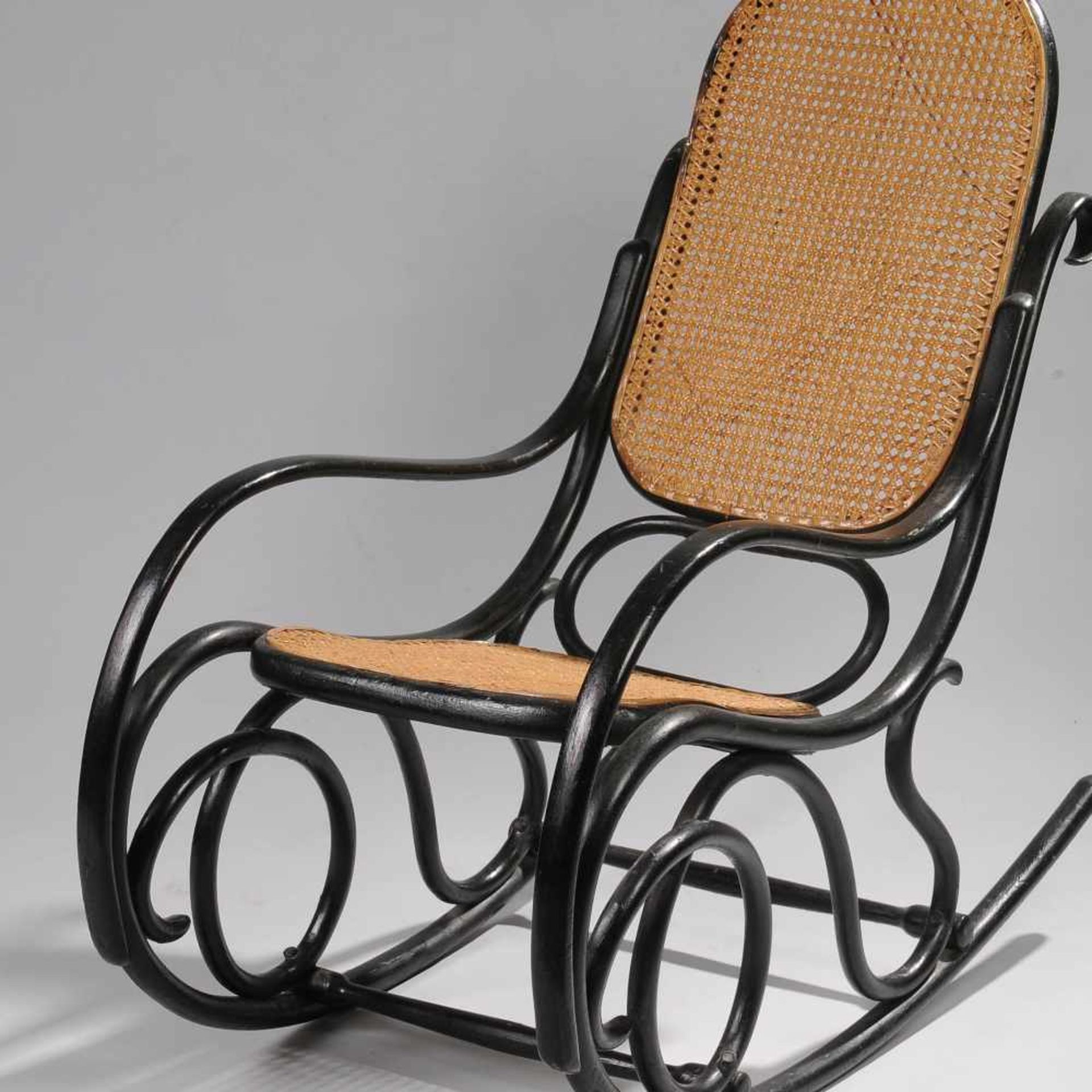 Schaukelstuhl Bugholz schwarz lackiert, fein geschwungenes Gestell, Sitzfläche und Rückenlehne neu