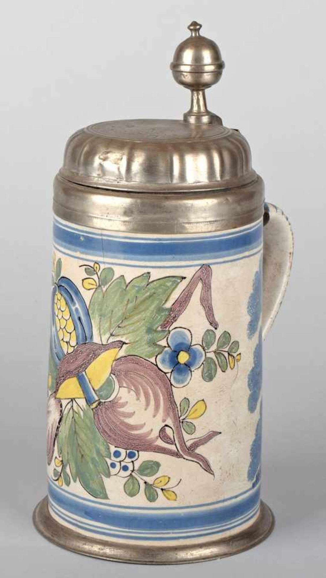 Walzenkrug ungemarkt, Fayence, Zylinderform mit breitem angesetzten Henkel, auf weißem Grund florale - Bild 2 aus 2