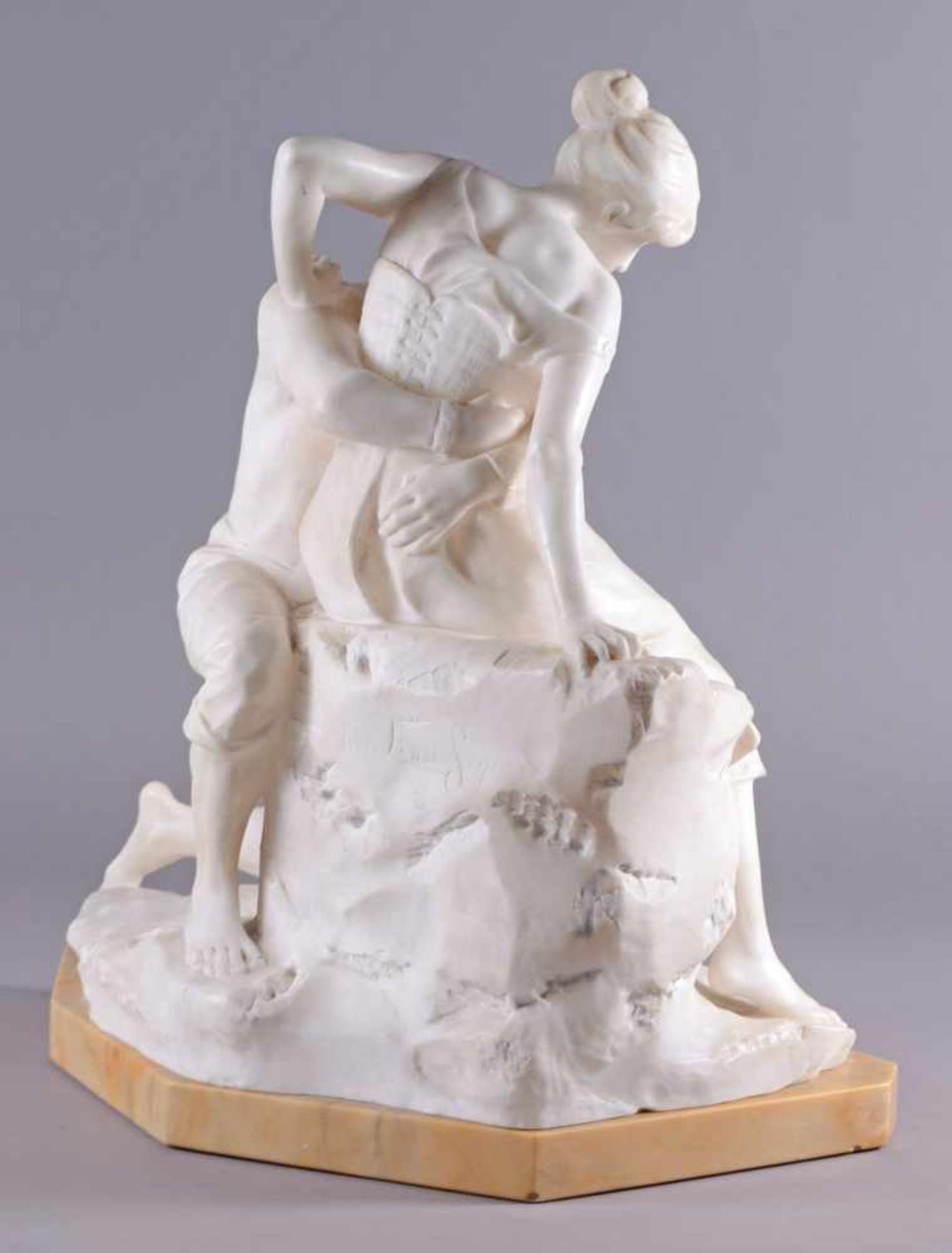 Seger, Ernst (1868 Neurode - 1939 Berlin) Alabaster, "Die Umarmung", Liebespaar, kniender Jüngling - Bild 5 aus 11