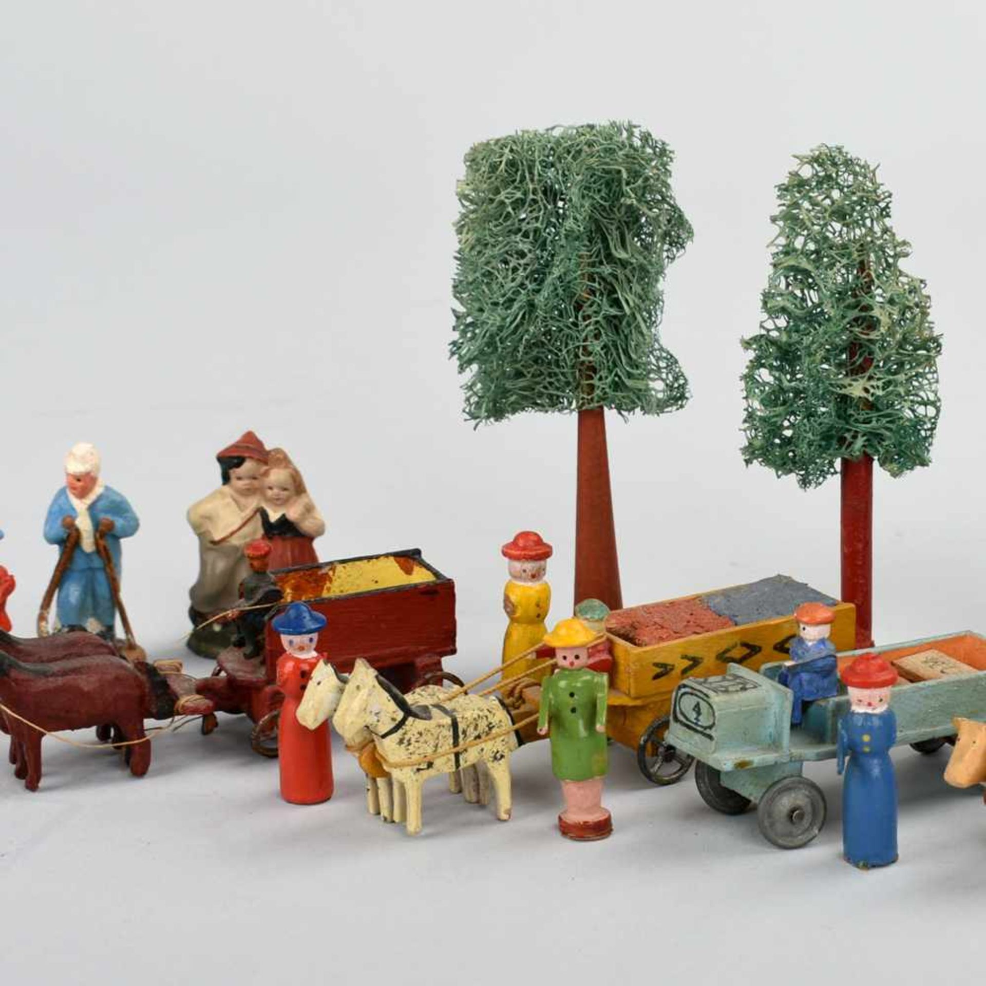 Konvolut Miniaturfiguren Seiffen, Holz, farbig gestaltet, Personen und diverse Fuhrwerke, tlw mit