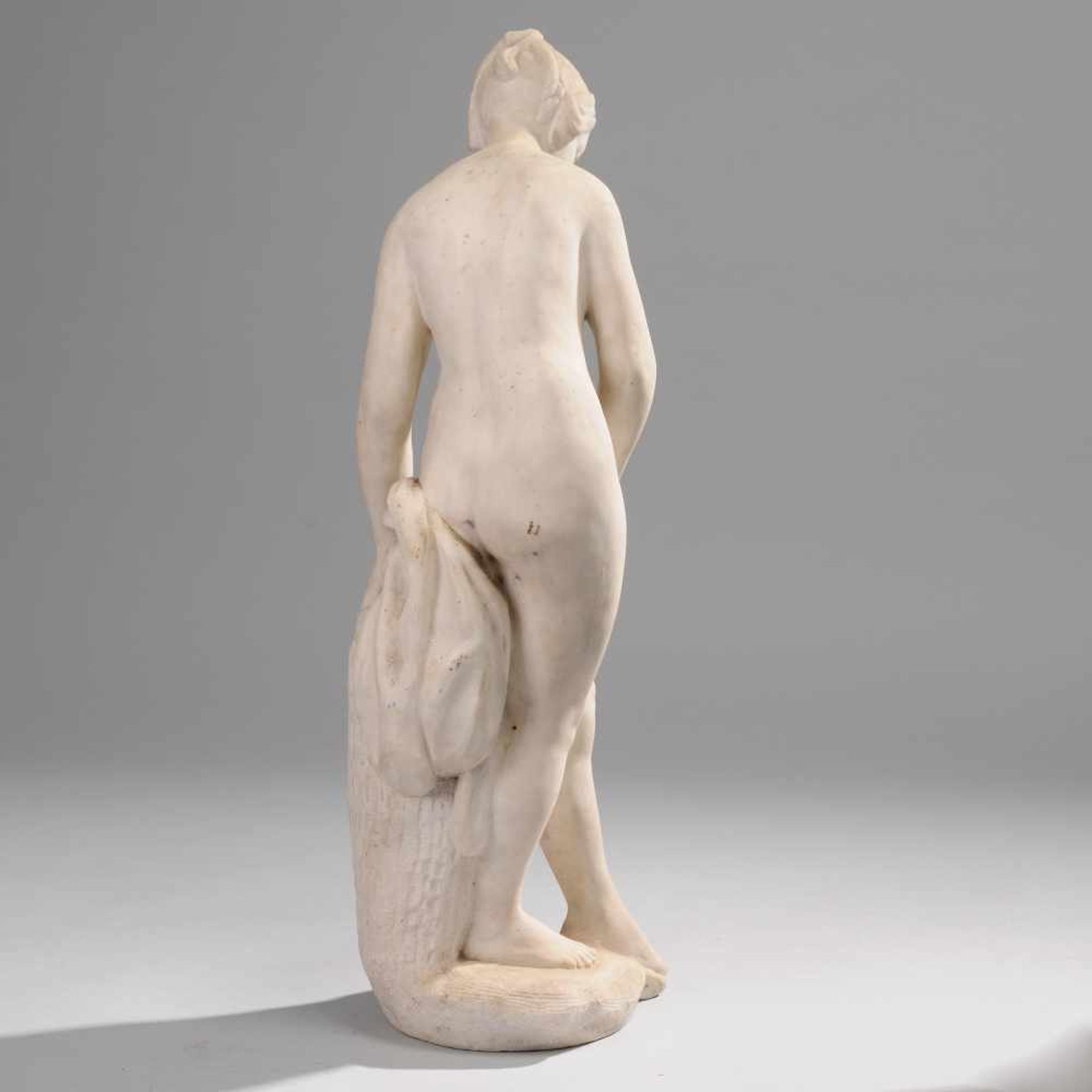 "Badende Venus" Marmor, vollrund gearbeitet, nach Étienne Maurice Falconet (1716 Paris - 1991 ebd.), - Bild 4 aus 6